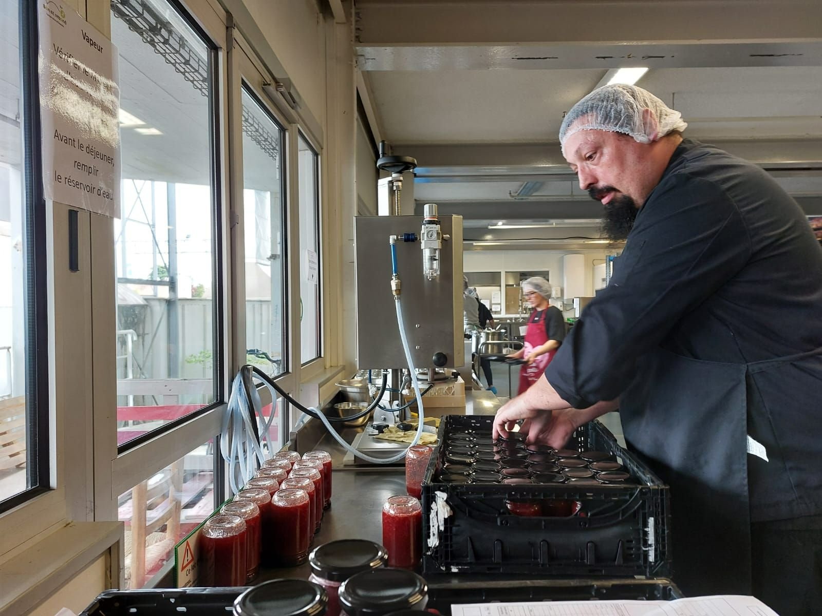 Rambouillet, le 24 mai. L'association Bon et rebond emploie dix salariés en réinsertion, comme Raphaël, 41 ans, qui vient de rejoindre l'équipe. LP/Elisabeth Gardet