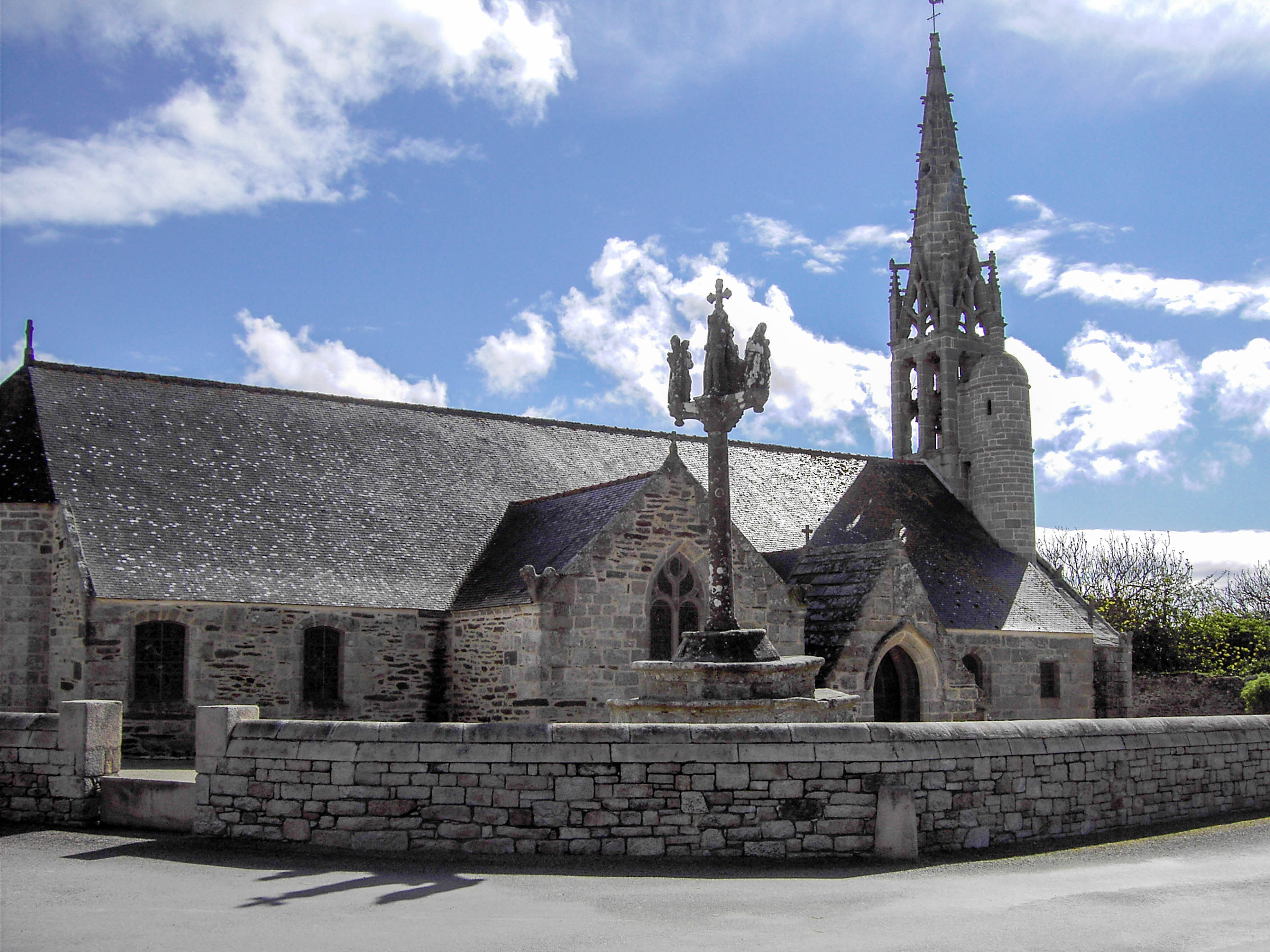 L'église de Plovan dans le Finistère, sous un beau soleil. Wiki Commons