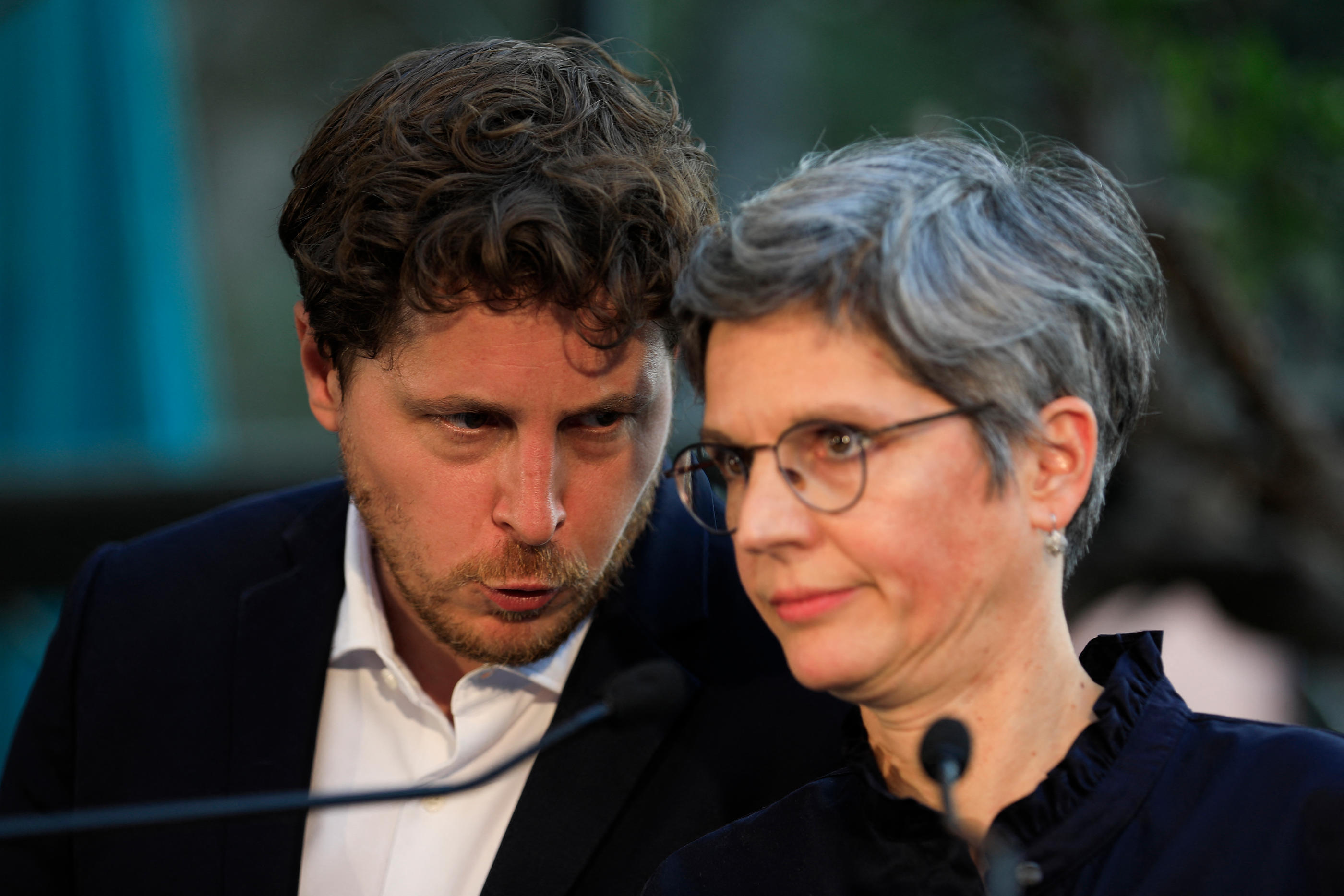 Julien Bayou et Sandrine Rousseau lors de la primaire d'EELV-les Verts en septembre 2021. Plus d'un an après, la députée écoféministe accuse l'ex-dirigeant du parti écolo de violences psychologiques à l'encontre de son ex-compagne. AFP/Sameer Al-Doumy