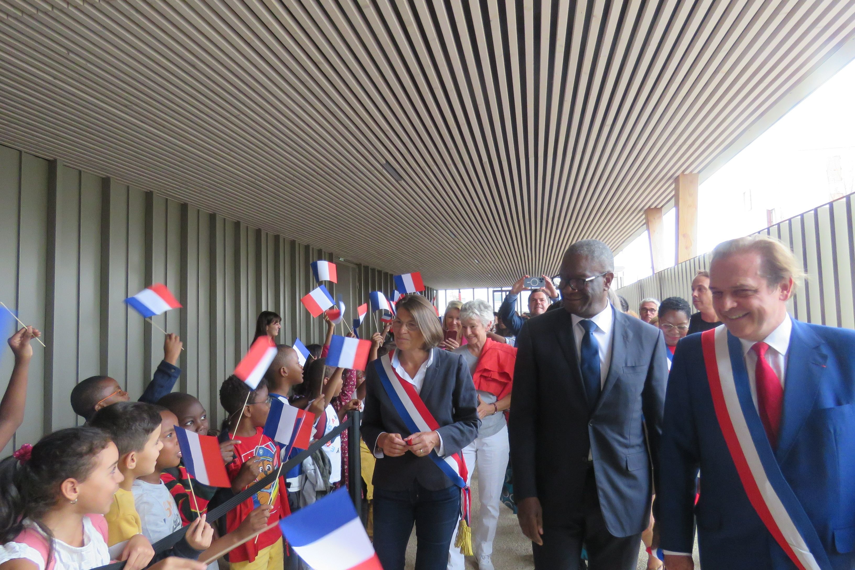 Melun, mardi 13 septembre 2022. Denis Mukwege , ici entre la députée Aude Luquet (MoDem) et le maire de Melun Louis Vogel (Agir/Horizons) a été acclamé par les écoliers dès son arrivée. LP/Sophie Bordier