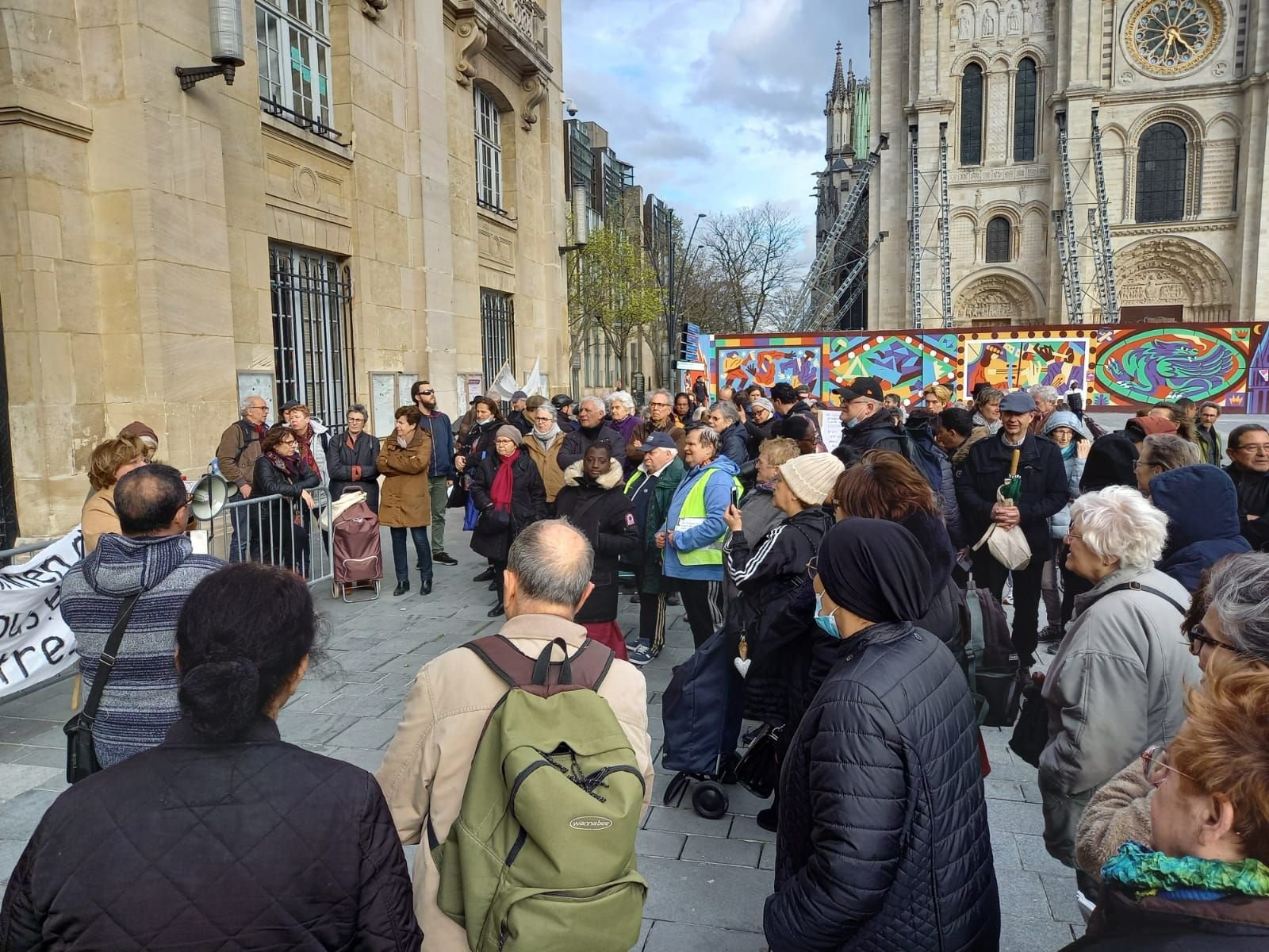 Saint-Denis, jeudi soir. Les habitants se sont rassemblés devant la mairie à l'appel de quatre collectifs qui s'opposent à la suppression annoncée de six arrêts de bus dans le centre-ville. DR