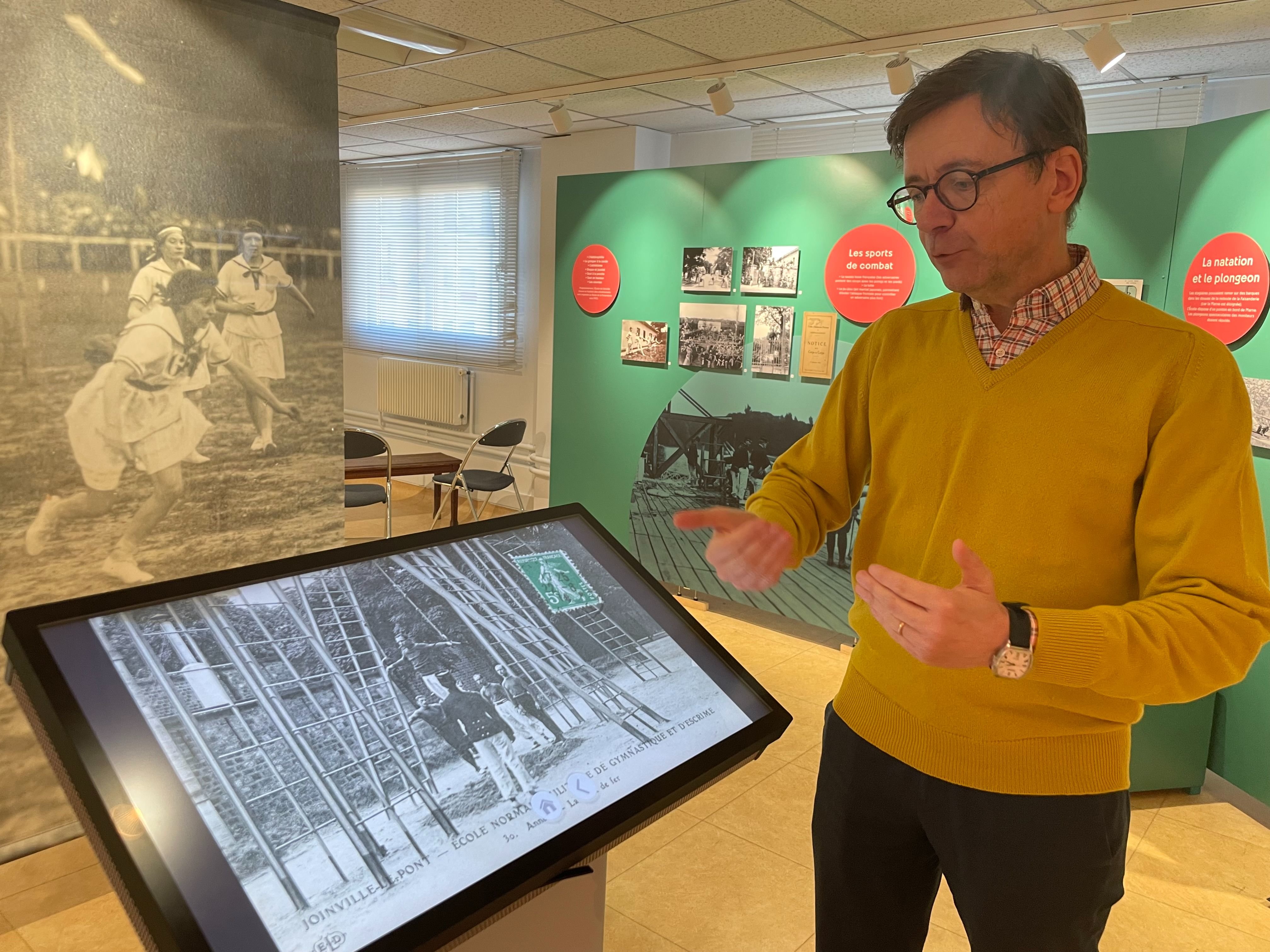 Nogent-sur-Marne, en janvier. Vincent Villette, directeur du musée intercommunal, présente les cartes postales éditées par l'École de gymnastique et d'escrime de Joinville. Près de 300 sont accessibles via un écran tactile. LP/Sylvain Deleuze