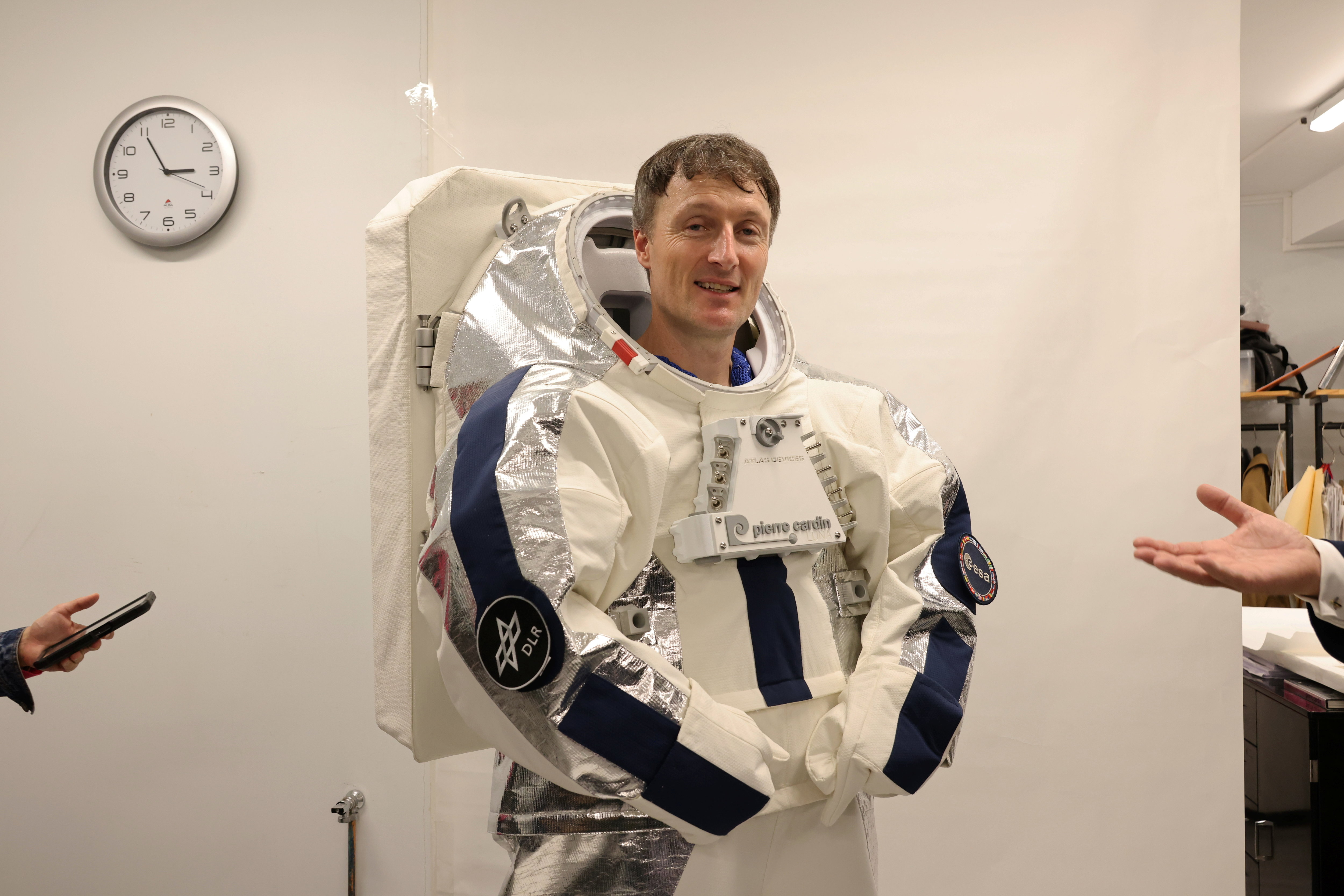 Ce lundi, Matthias Maurer, astronaute allemand de l'Agence spatiale européenne, à l'essayage d'un nouveau prototype de scaphandre spatial créé par la maison Pierre Cardin. LP/Delphine Goldsztejn