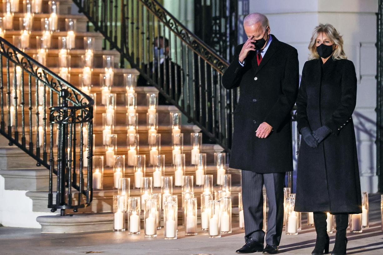 Auprès de son épouse Jill, le 22 février, Joe Biden rend hommage aux plus de 500 000 morts du Covid-19 aux Etats-Unis, triste record mondial. Ce mardi 15 juin, le pays compte 100 000 morts de plus.