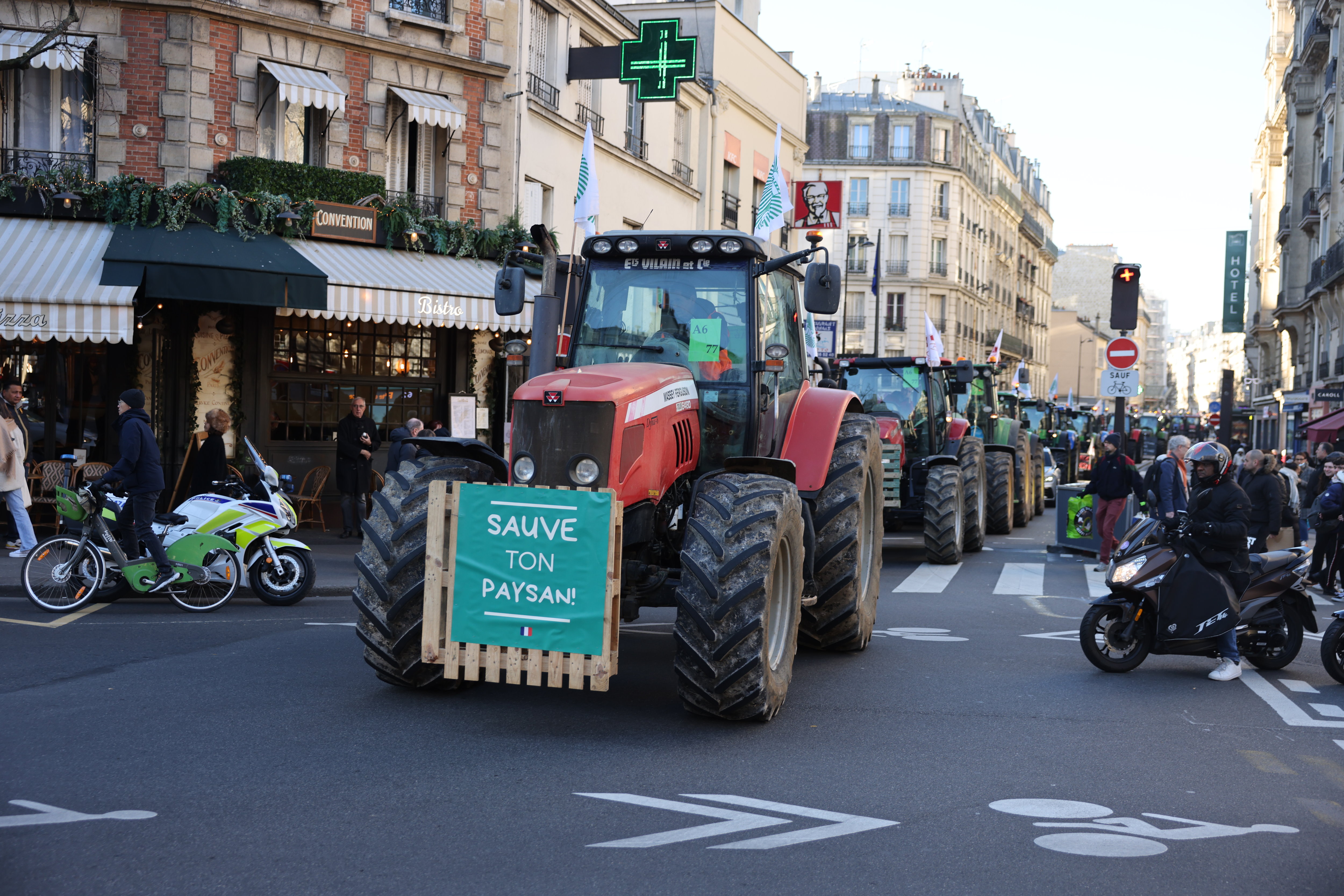 Paris, ce mercredi. 622 tracteurs se sont rejoints porte de Versailles direction les Invalides pour protester contre plusieurs interdictions d'usage de pesticides sur les cultures. LP/Olivier Lejeune