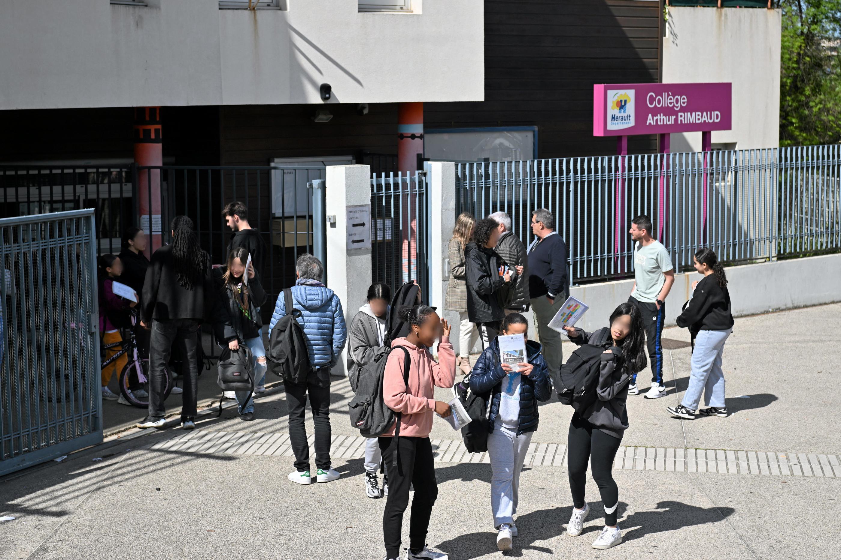 Des élèves devant le collège Arthur-Rimbaud, à Montpellier (Hérault), le 4 avril, deux jours après l'agression de Samara. PhotoPQR/Le Midi libre/Jean-Michel Mart