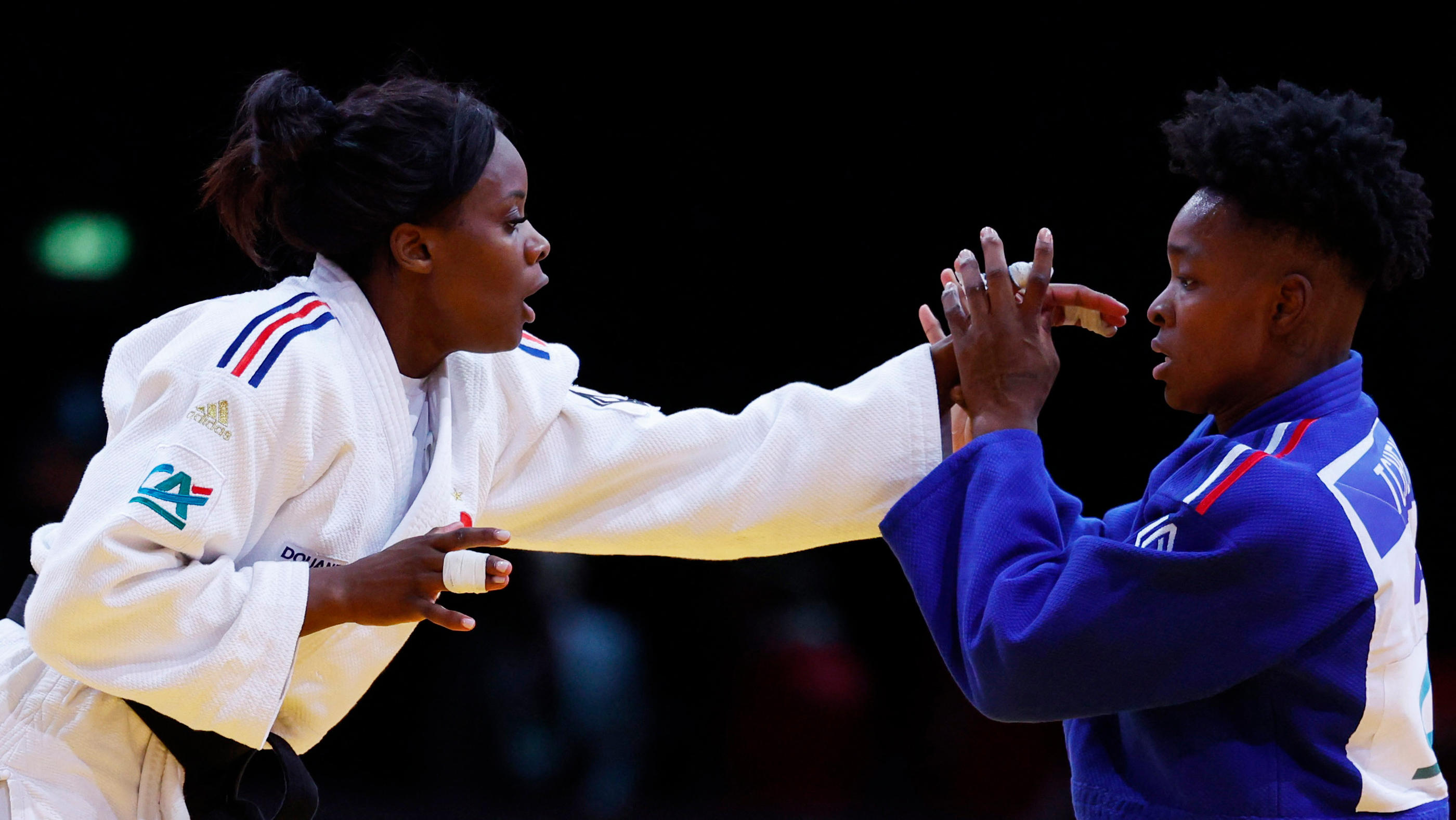 Le duel se poursuit entre Madeleine Malonga (à g.) et Audrey Tcheuméo pour l'unique ticket olympique. Sauf que ce dimanche à Bercy, il n'y a pas vraiment eu de combat en raison des nombreuses pénalités données par l'arbitre. Reuters/Gonzalo Fuentes