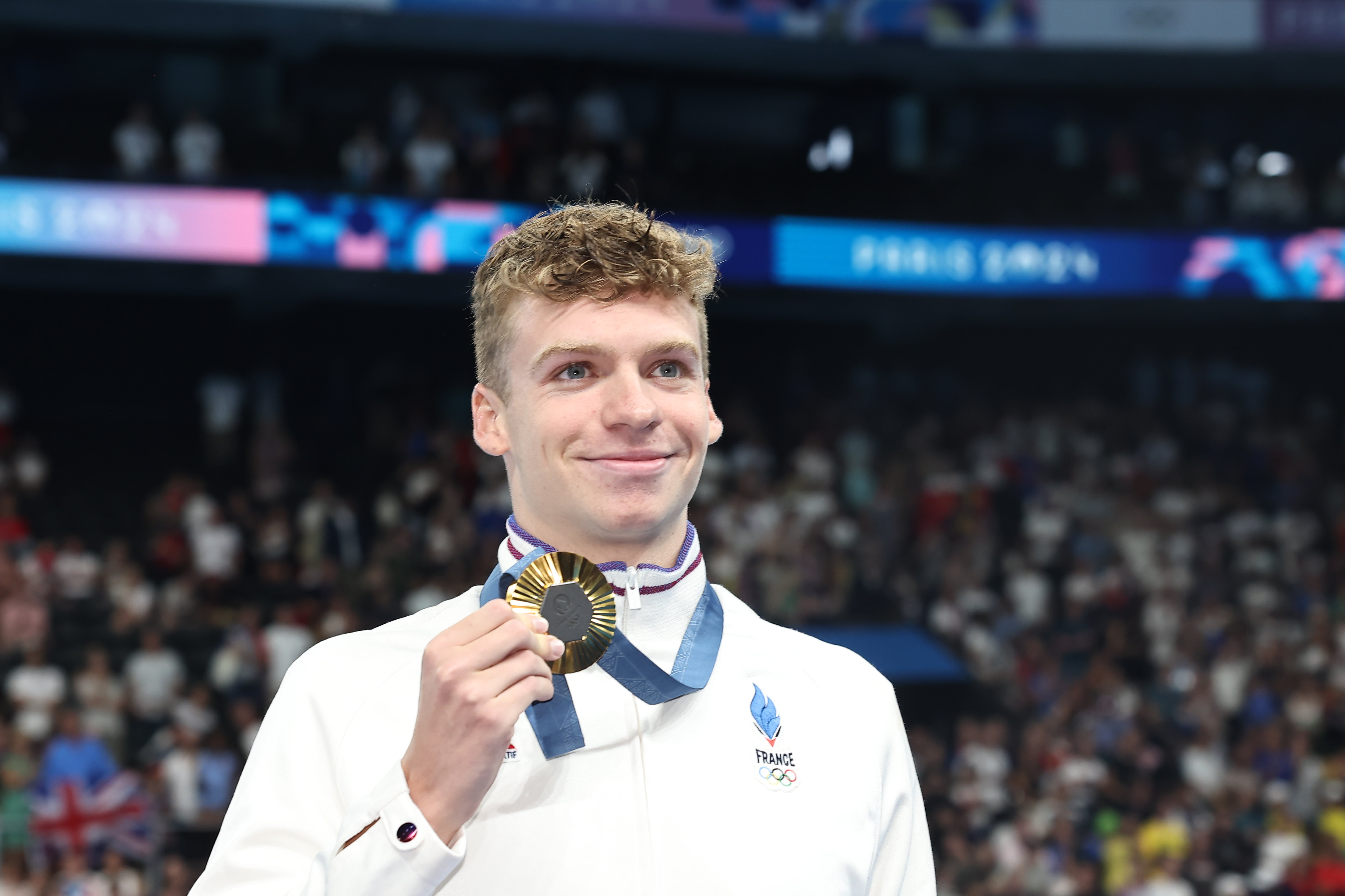 Enfin au bout de son marathon (victorieux !) d'épreuves individuelles, Léon Marchand a pu prendre le temps de savourer ses 4 médailles d'or avec le public bouillant de Paris La Défense Arena. LP/Frédéric Dugit