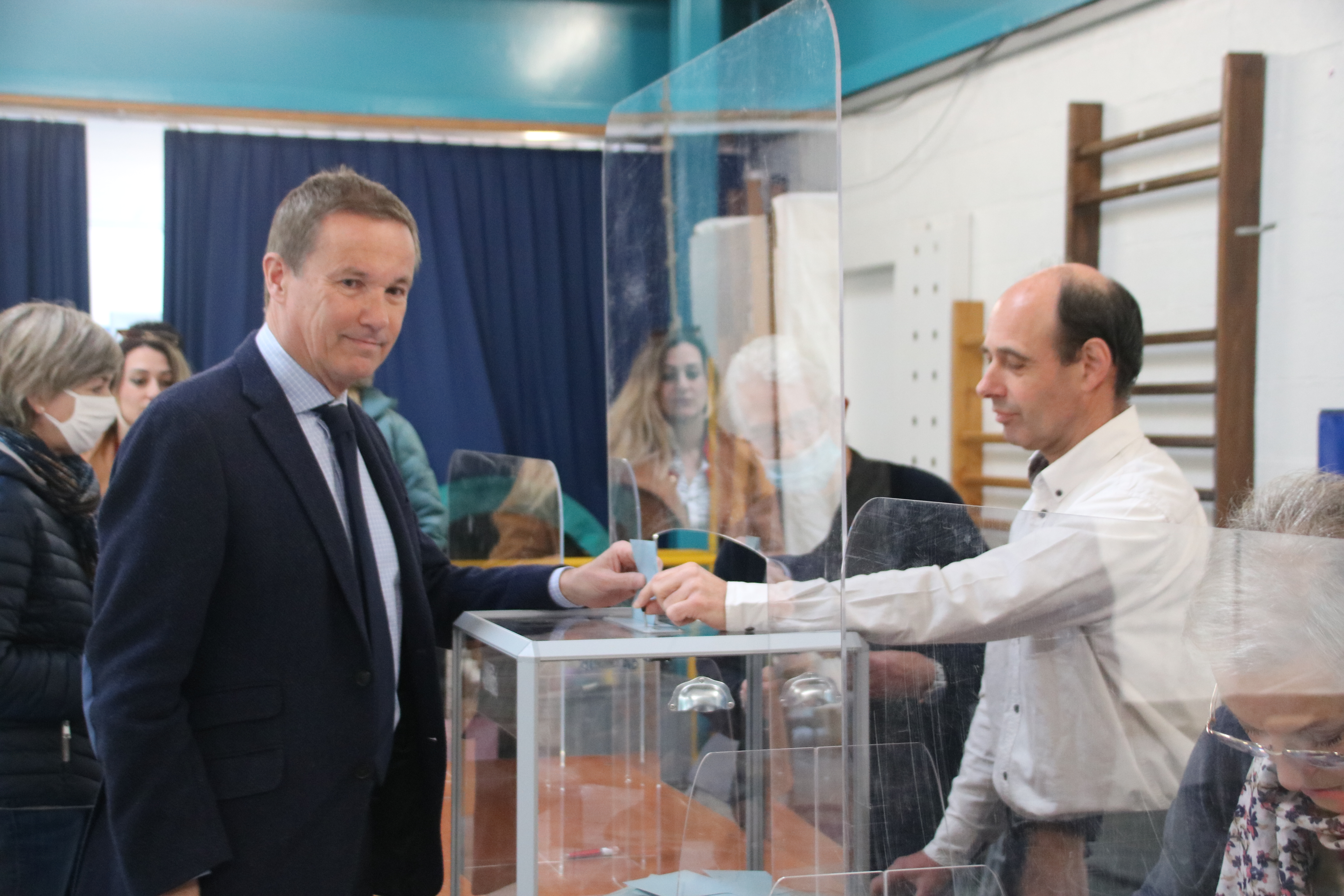Nicolas Dupont-Aignan dans son bureau de vote de Yerres (Essonne), lors du premier tour de l'élection présidentielle 2022, le 10 avril. LP/Nicolas Goinard