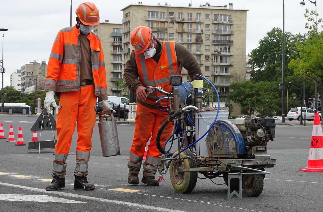 <b></b> Saint-Mandé, ce lundi. Première piste cyclable sanitaire à voir le jour, celle de la RD120 Porte de Vincennes. Les agents du conseil départemental ont démarré le traçage en début de matinée.