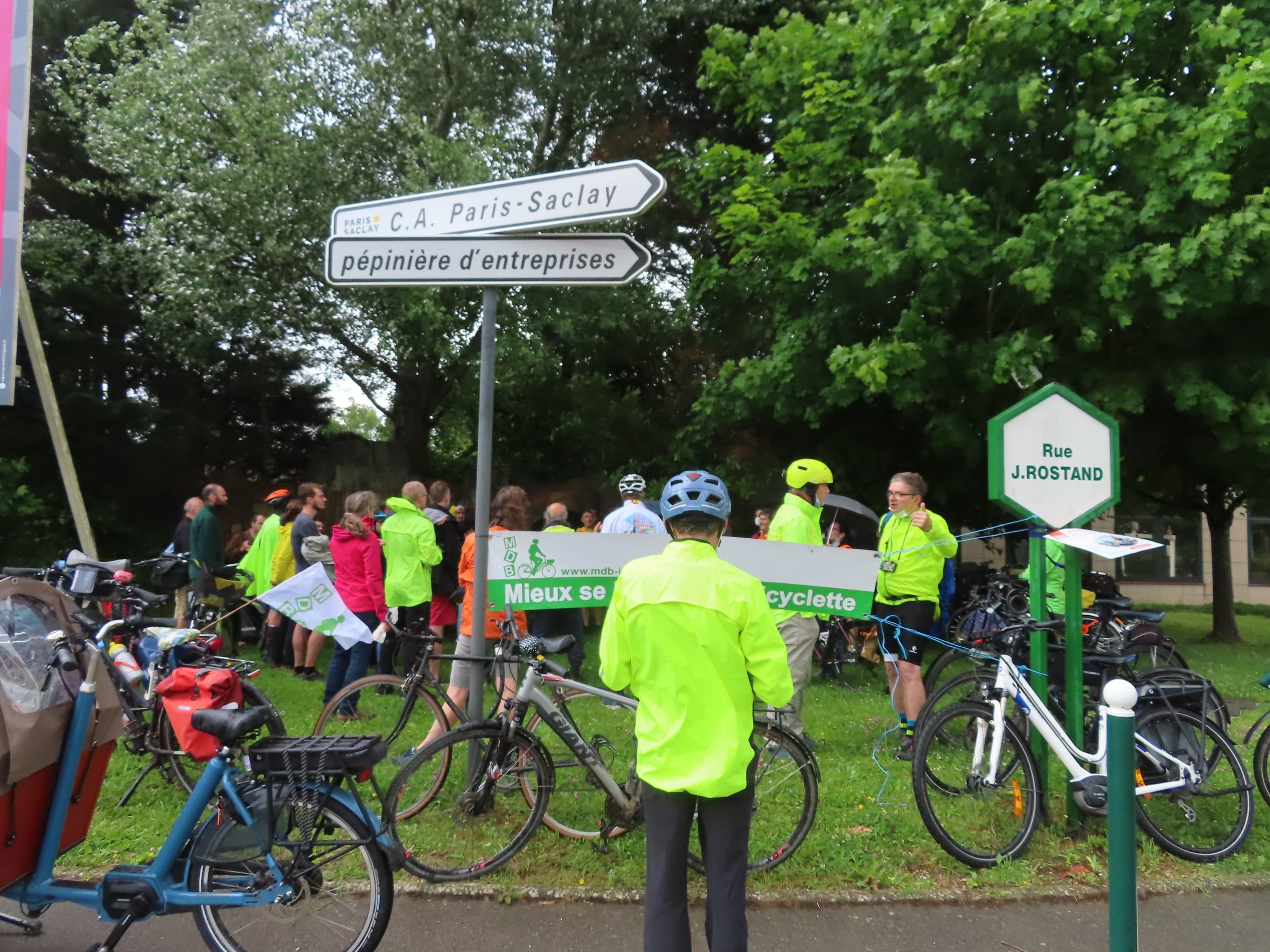 Orsay, le 22 juin 2021. Plus d'une cinquantaine de cyclistes se sont rassemblés devant le siège de Paris-Saclay pour réclamer des "aménagements cyclistes ambitieux".