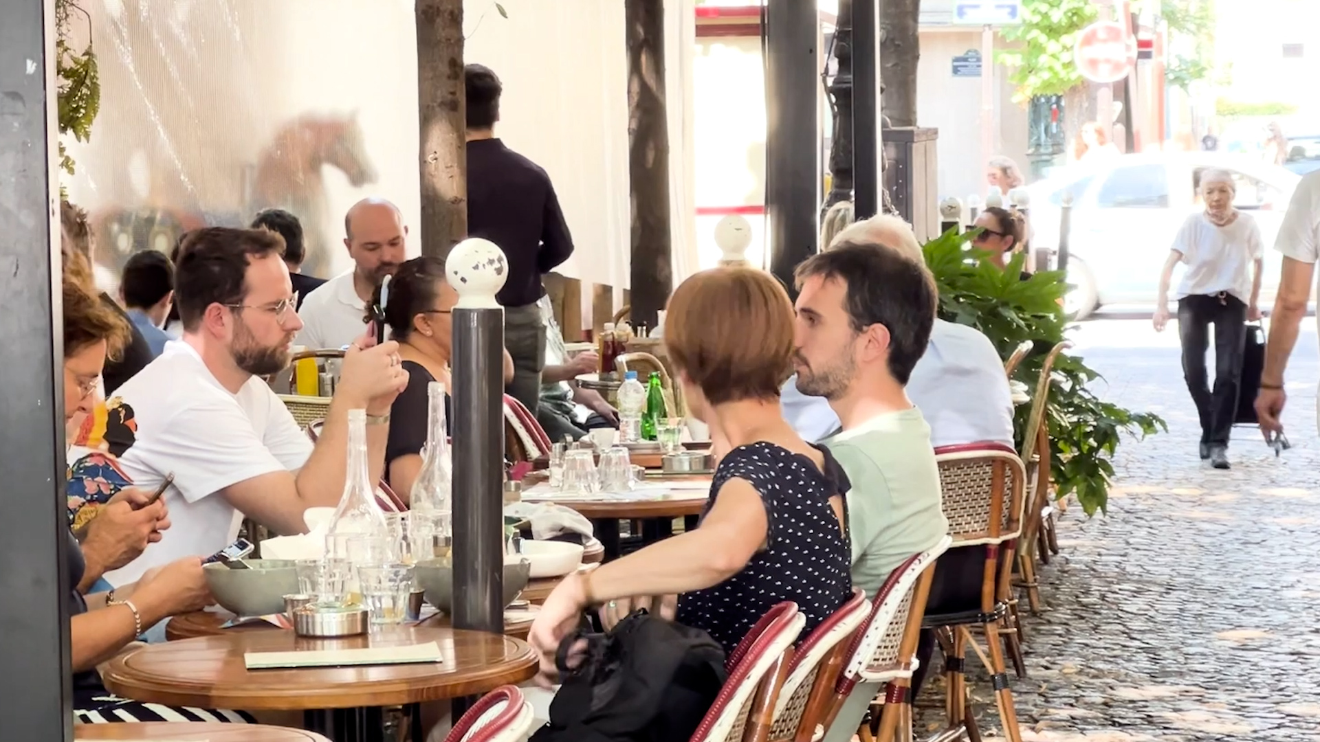 Sur les ardoises des terrasses parisiennes, une absence se fait remarquer : celles des formules du midi.