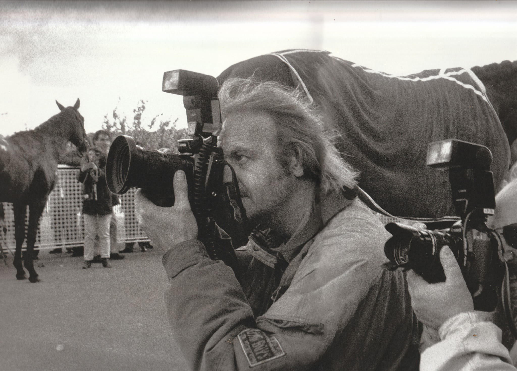 Philippe Lenglin en 1993, en reportage sur un champ de courses. Photo extraite du livre « Jour et Nuit - Vingt-quatre heures de la vie du Parisien », prise par le photographe Gérard Rondeau. Gérard Rondeau/Agence VU