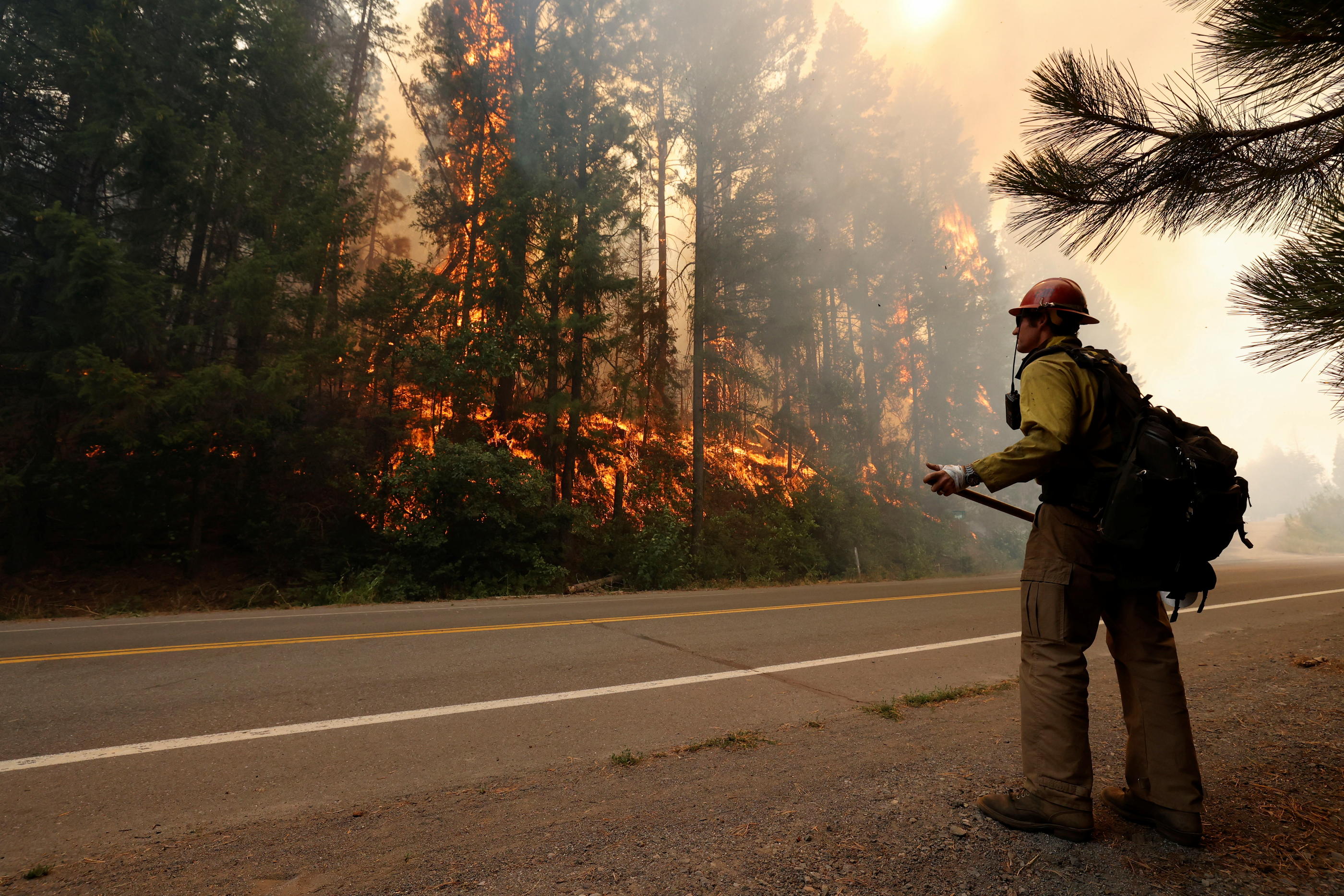 Des Armes Braquees Sur Les Pompiers En Californie La Difficile Evacuation Des Habitants Face Au Gigantesque Incendie Dixie Fire Le Parisien