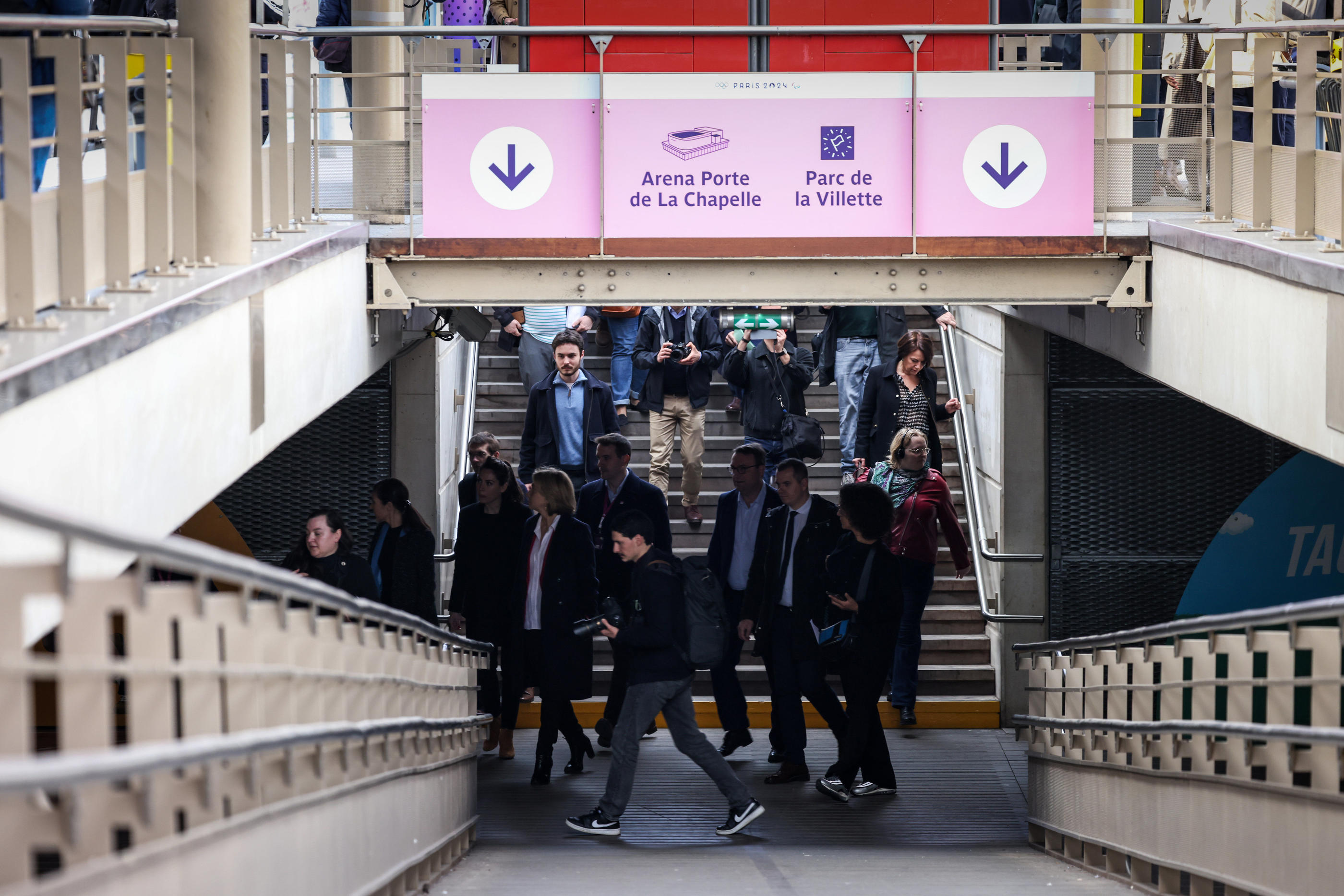 Les visiteurs olympiques sont guidés par la signalétique rose dans les gares et les stations de métro. Photo LP/Fred Dugit