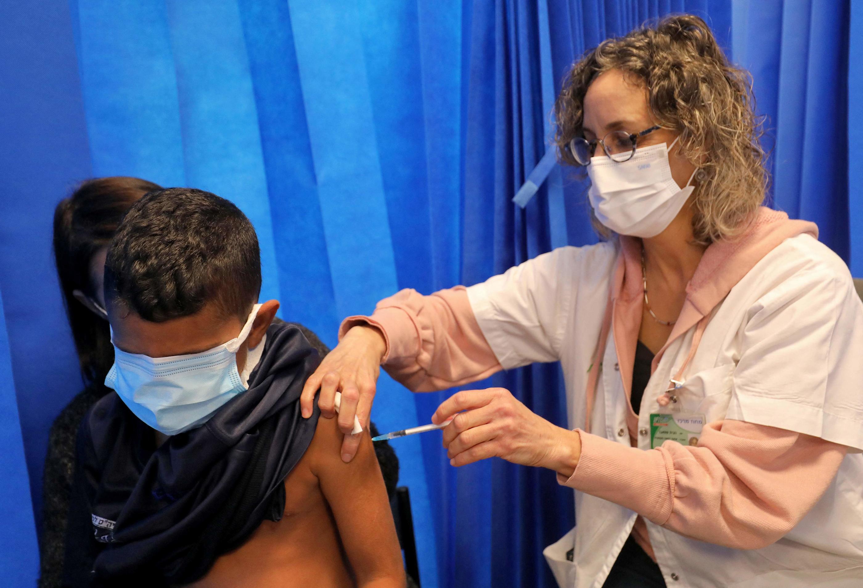 Les Serveurs Doivent Ils Etre Vaccine Covid-19 : le régulateur américain autorise l'injection de rappel du vaccin  Pfizer aux jeunes de 12 à 15 ans - Le Parisien