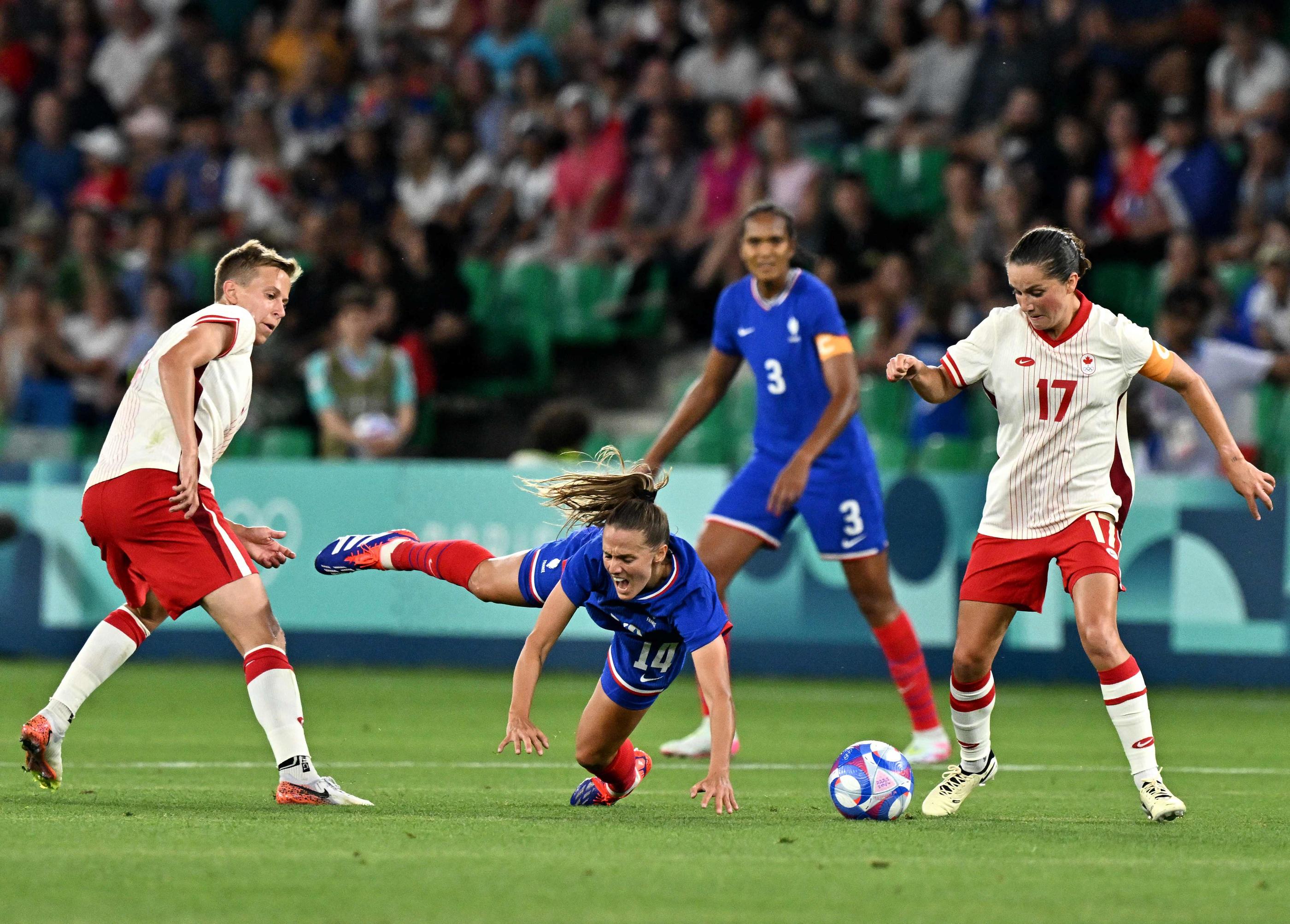 Les Bleues sont bousculées. AFP/Arnaud Finistre