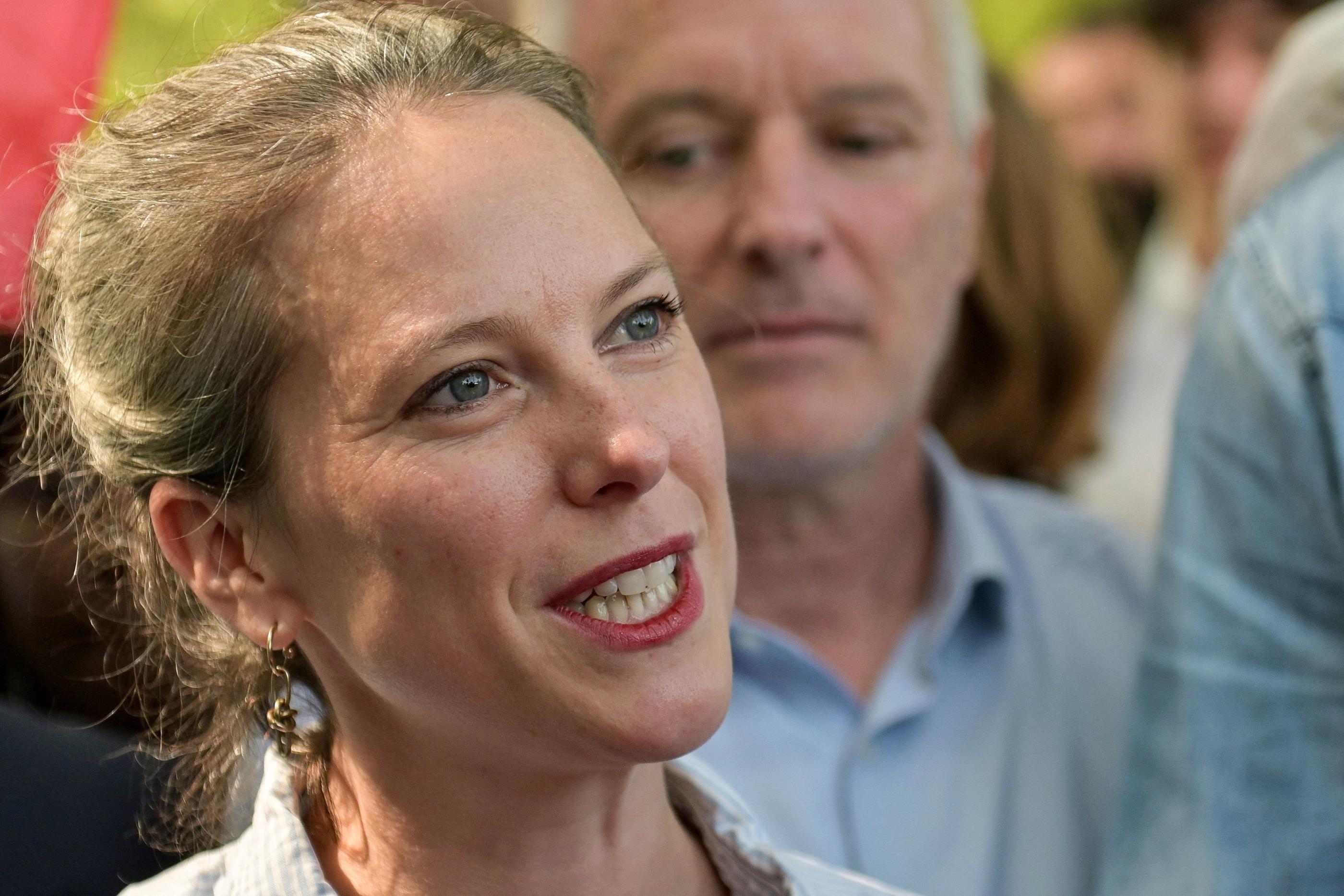 Lucie Castets, désignée candidate au poste de Premier ministre par le Nouveau Front populaire, effectue un tour de France des universités d’été des partis de gauche, comme ce jeudi lors des Journées d’été des Écologistes. AFP/Guillaume Souvant