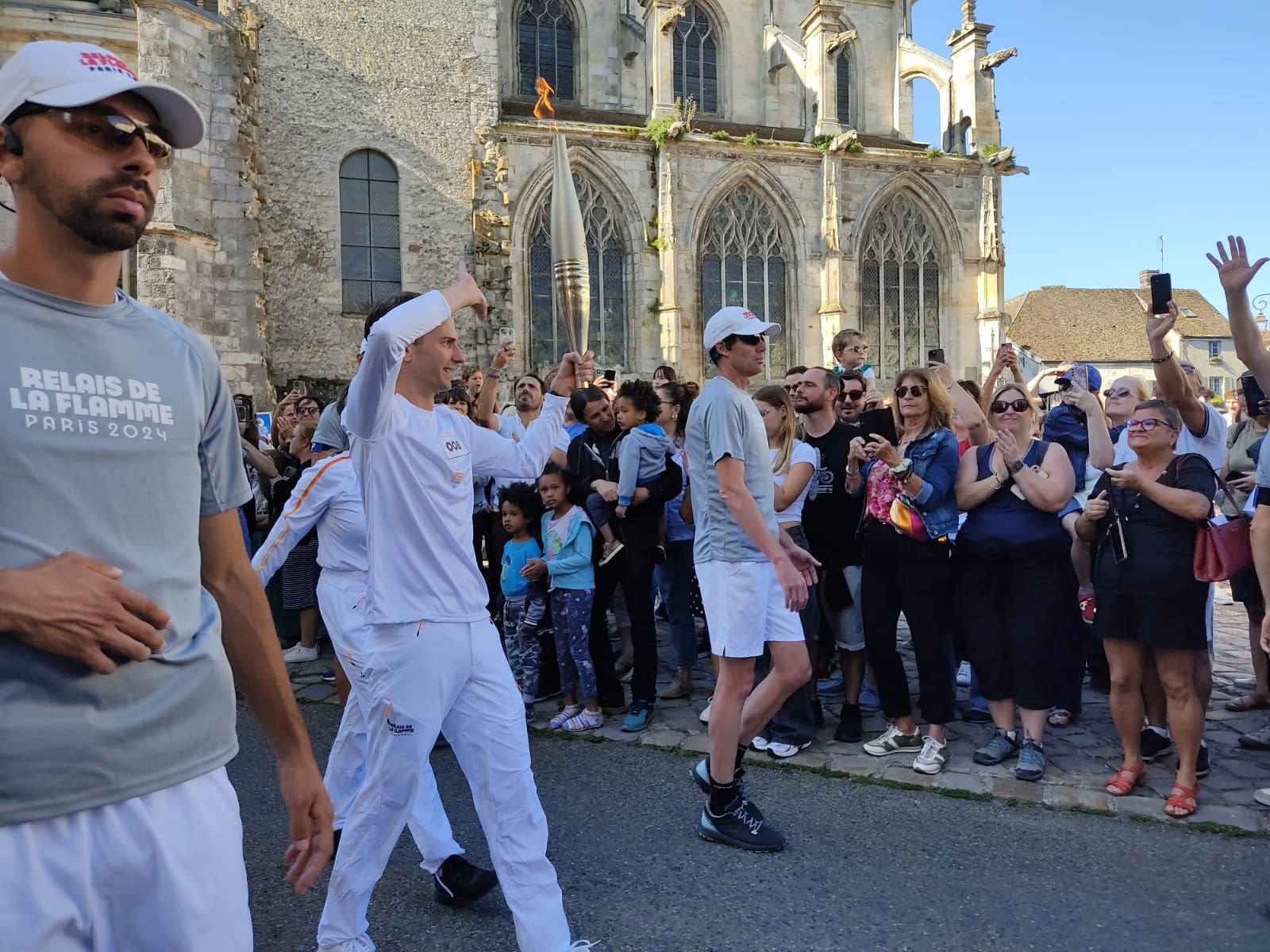 Houdan, le 27 août. Les habitants de cette petite commune rurale des Yvelines ont été nombreux à acclamer les 19 relayeurs lors du passage de la flamme des Jeux paralympiques. LP/Véronique Beaugrand