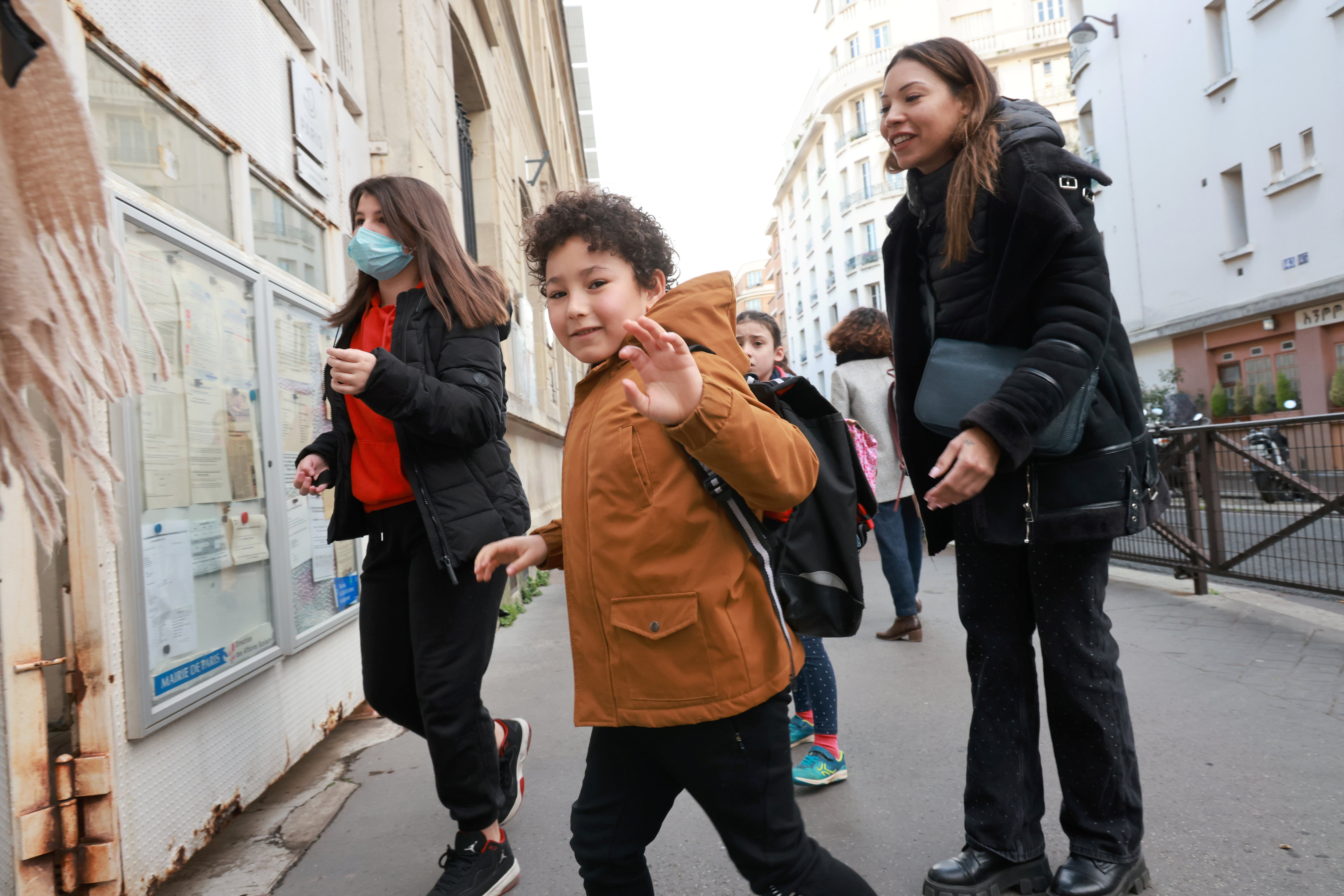 École Léon-Maurice Nordmann (Paris XIIIe), le 14 mars. «Pour respirer, ça sera plus confortable», s'enthousiasme le petit Andy, 6 ans, élève en CP. LP/Philippe Lavieille