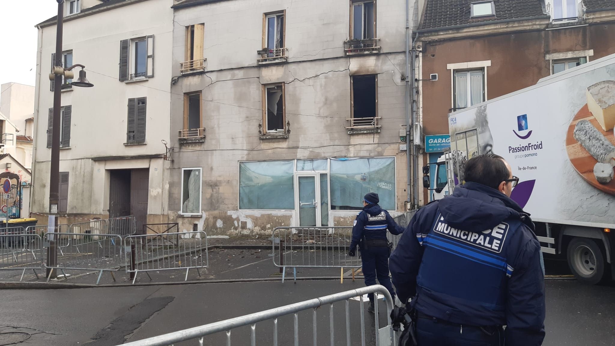 Sarcelles (Val-d'Oise), ce mardi 12 décembre. L'explosion a eu lieu dans l'immeuble au centre. Les deux bâtiments adjacents ont également été évacués. LP/Frédéric Naizot
