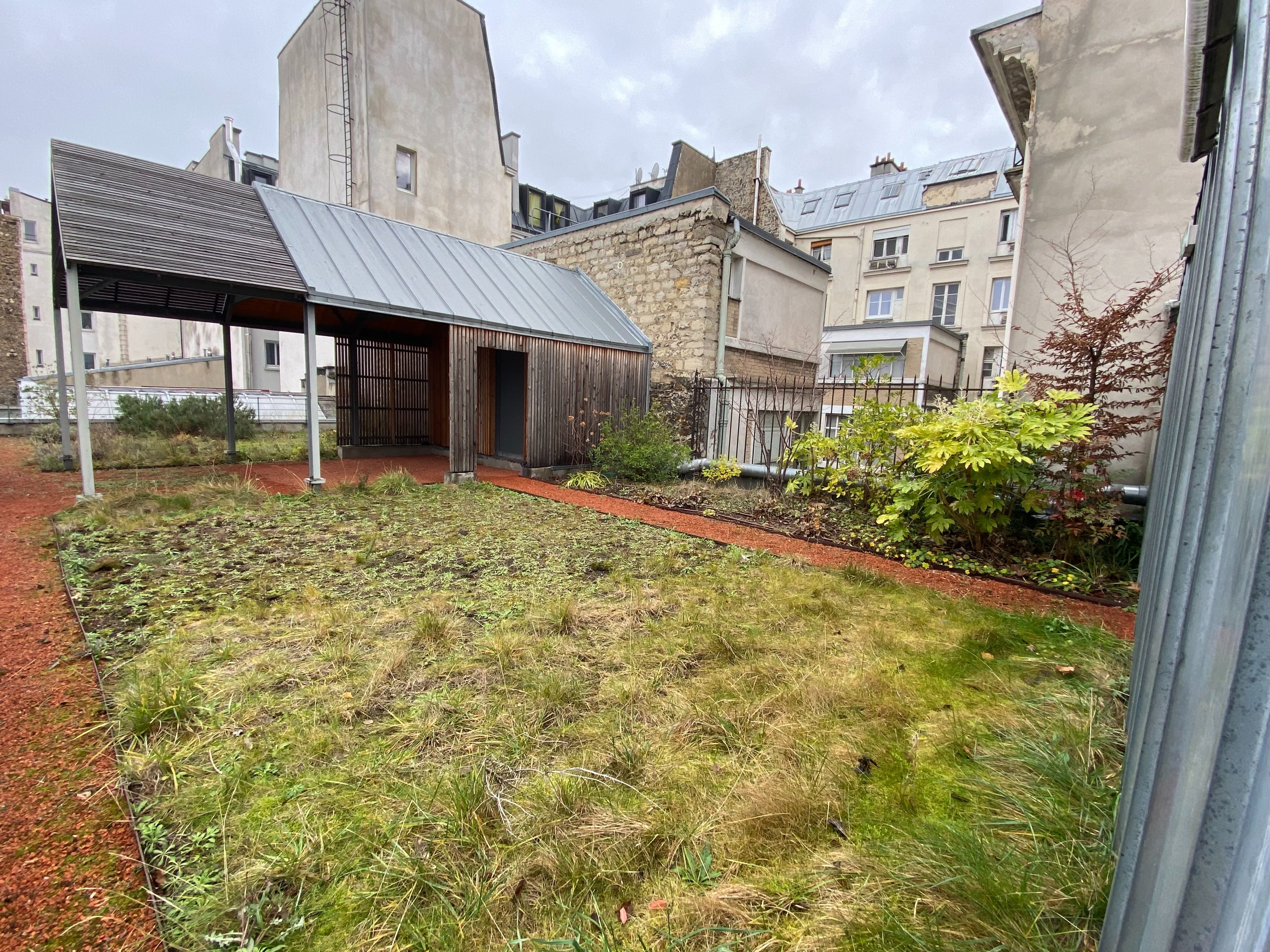 La terrasse de la Villa du Lavoir (Paris Xe), sélectionnée pour Parisculteurs 2023, est d’ores et déjà équipée pour l’accueil d’un projet d’agriculture urbaine. Ville de Paris