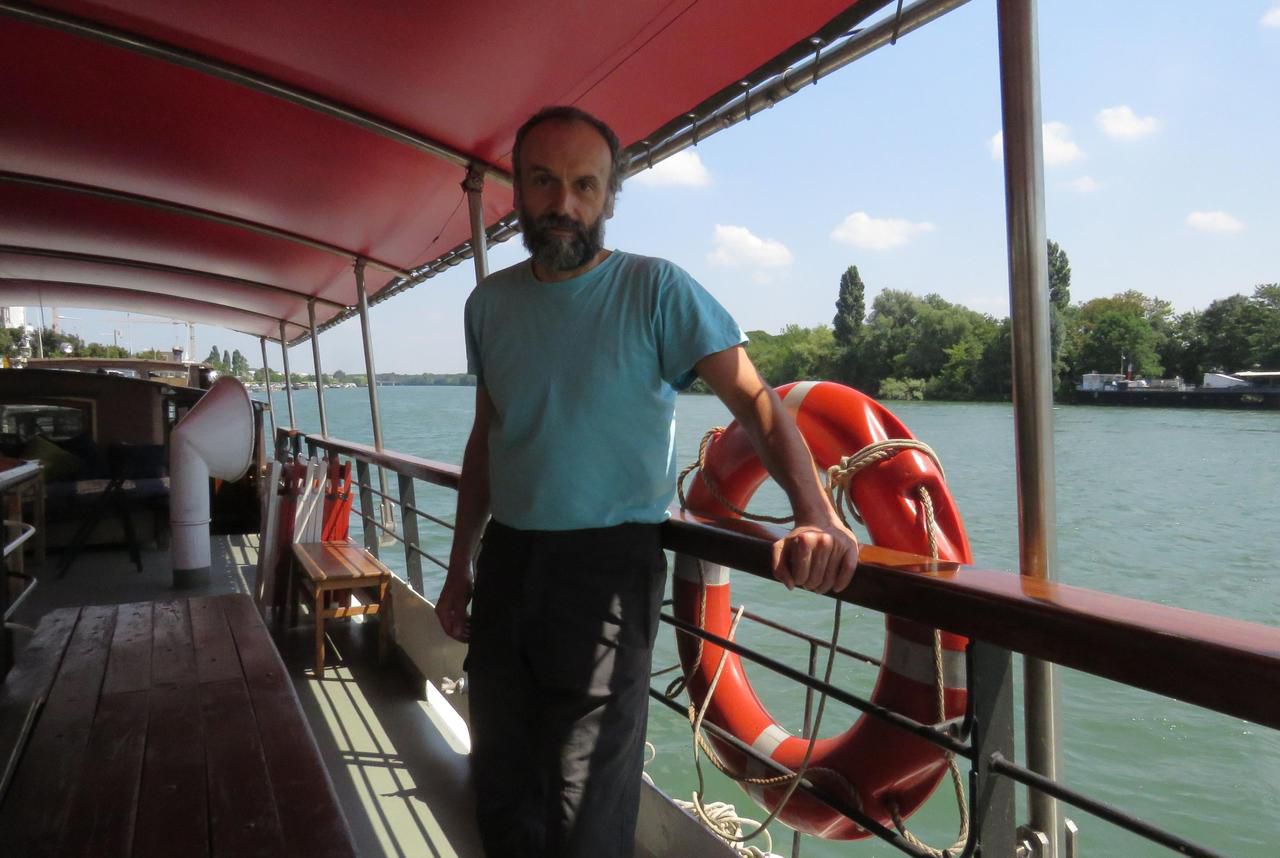 <b></b> Juvisy-sur-Orge, 12 juillet 2018. Eric Sapin propose des croisières sur la Seine à bord de la péniche Bali. 