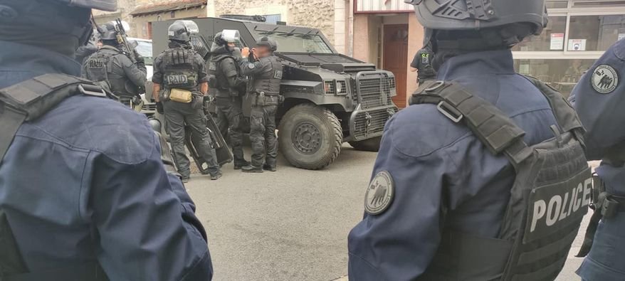 Melun, ce lundi 20 juin 2022. Le Raid est intervenu ce lundi rue des Granges car un habitant menaçait de se suicider avec une arme de poing. Le négociateur de l'unité d'élite de la police l'a finalement convaincu de se rendre. Alliance 77