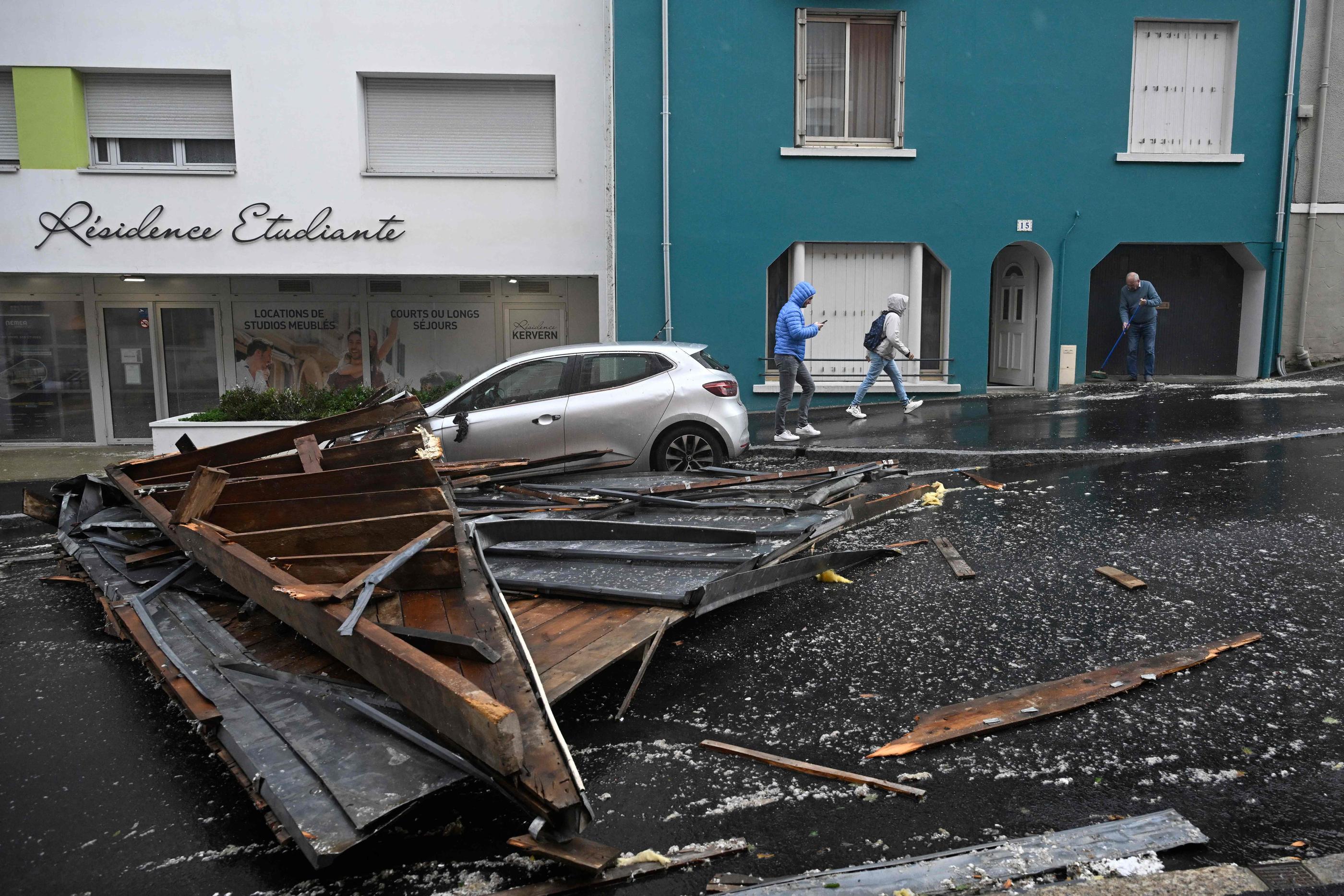 Brest, le 2 novembre. Après une nuit terrifiante, les habitants découvrent les dégâts dans le sillage de la tempête Ciaran. AFP/Damien Meyer
