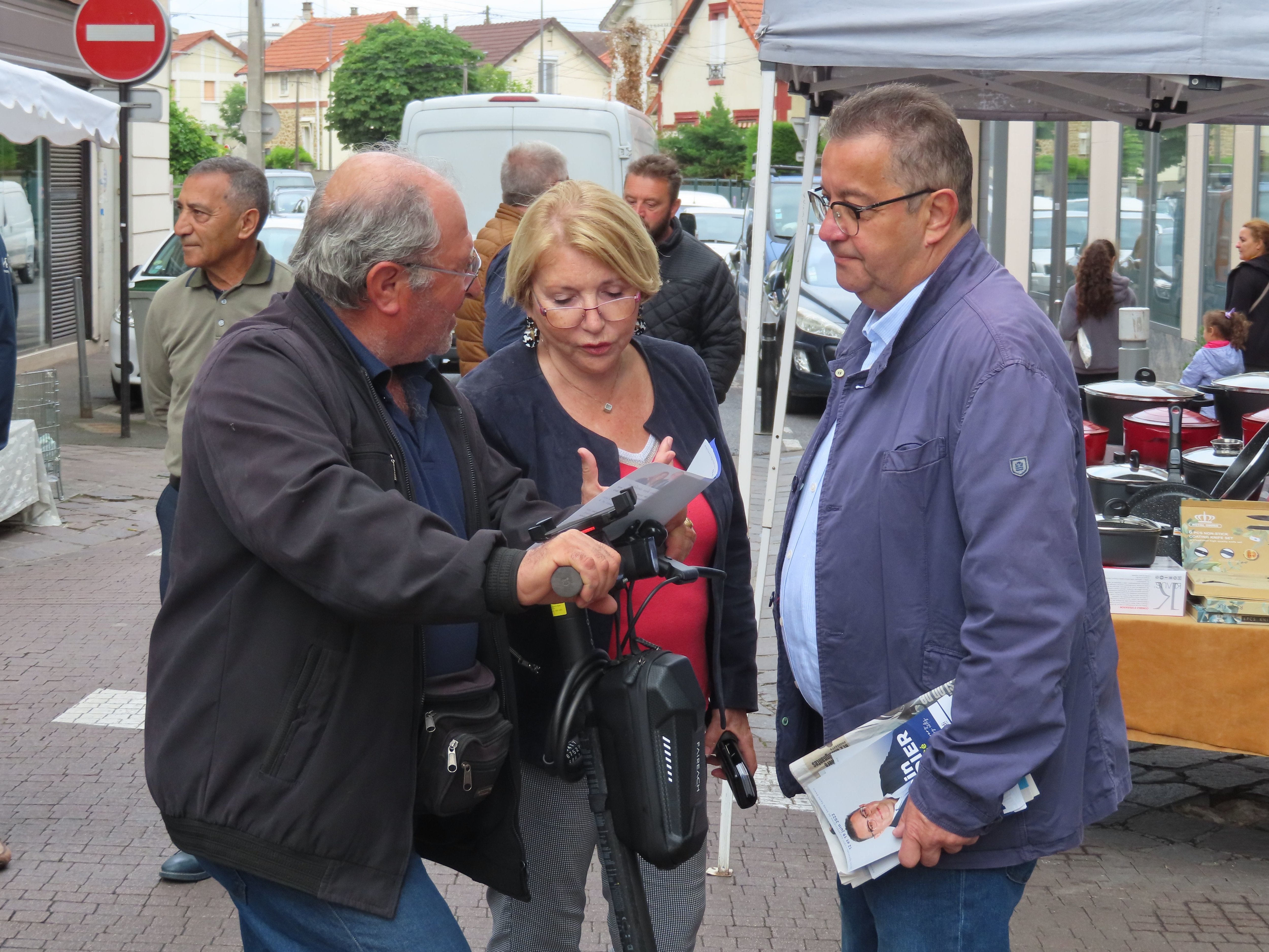 Aulnay-sous-Bois, le 26 mai 2022. Alain Ramadier (à droite), ici au marché du boulevard de Strasbourg, est le député sortant de la 10e circonscription de Seine-Saint-Denis. LP/Alexandre Arlot
