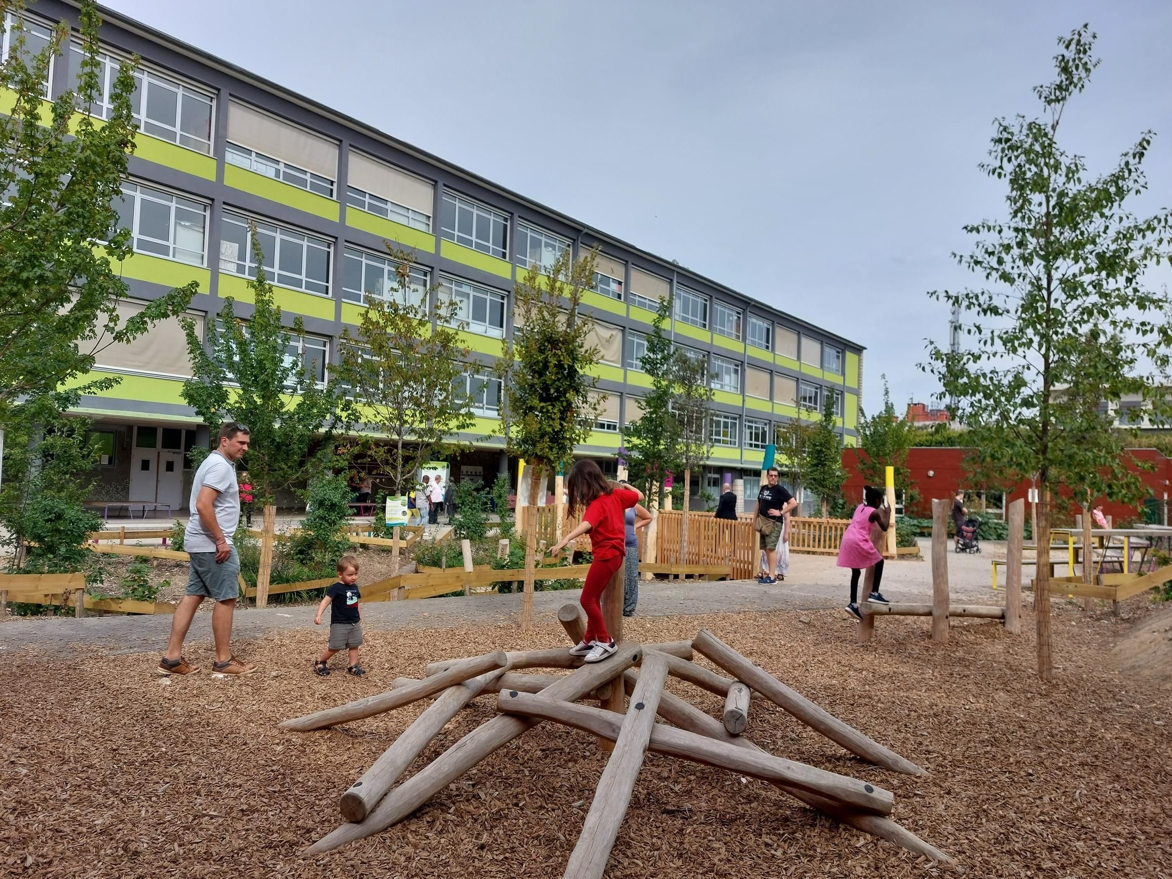 École Langevin de Choisy-le-Roi, le 16 septembre 2023. Les enfants peuvent désormais profiter des jeux en bois, des plantations, du jardin ou encore de brumisateurs les jours de forte chaleur. LP/Laure Parny