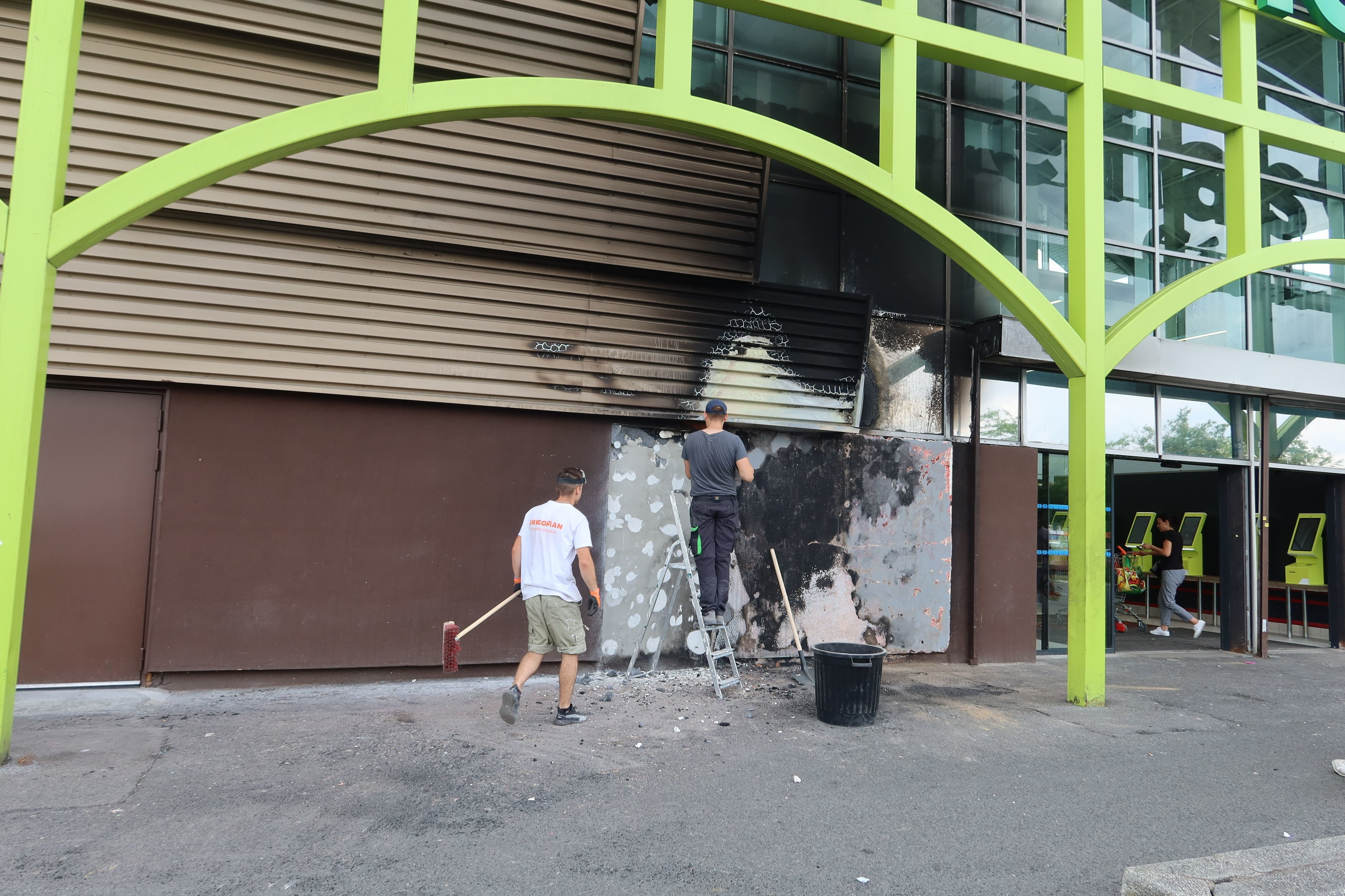 Meaux (Seine-et-Marne), vendredi 30 juin. Lors des émeutes, la façade d'une grande surface du centre commercial La Verrière a été incendiée. LP/Sébastien Roselé