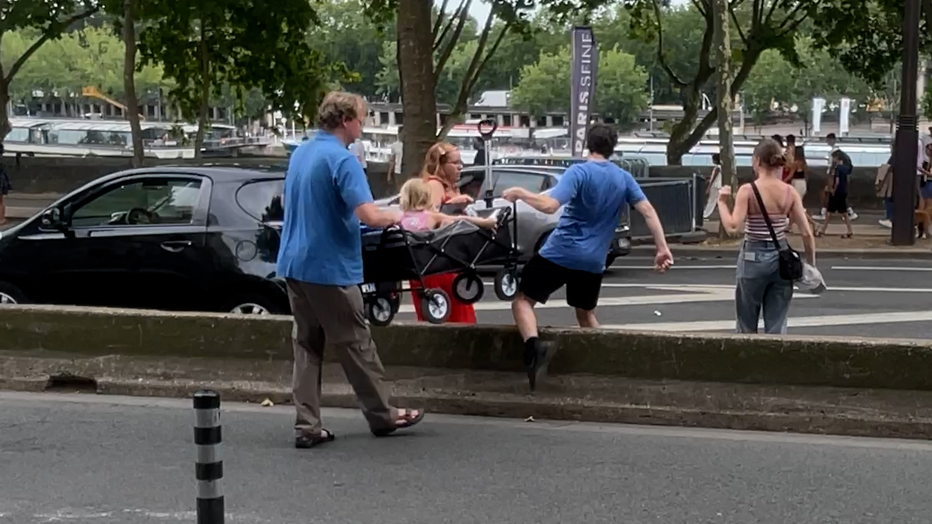 Un groupe de touristes tente de traverser cet axe rapide du XVIe arrondissement, faute de passage piéton