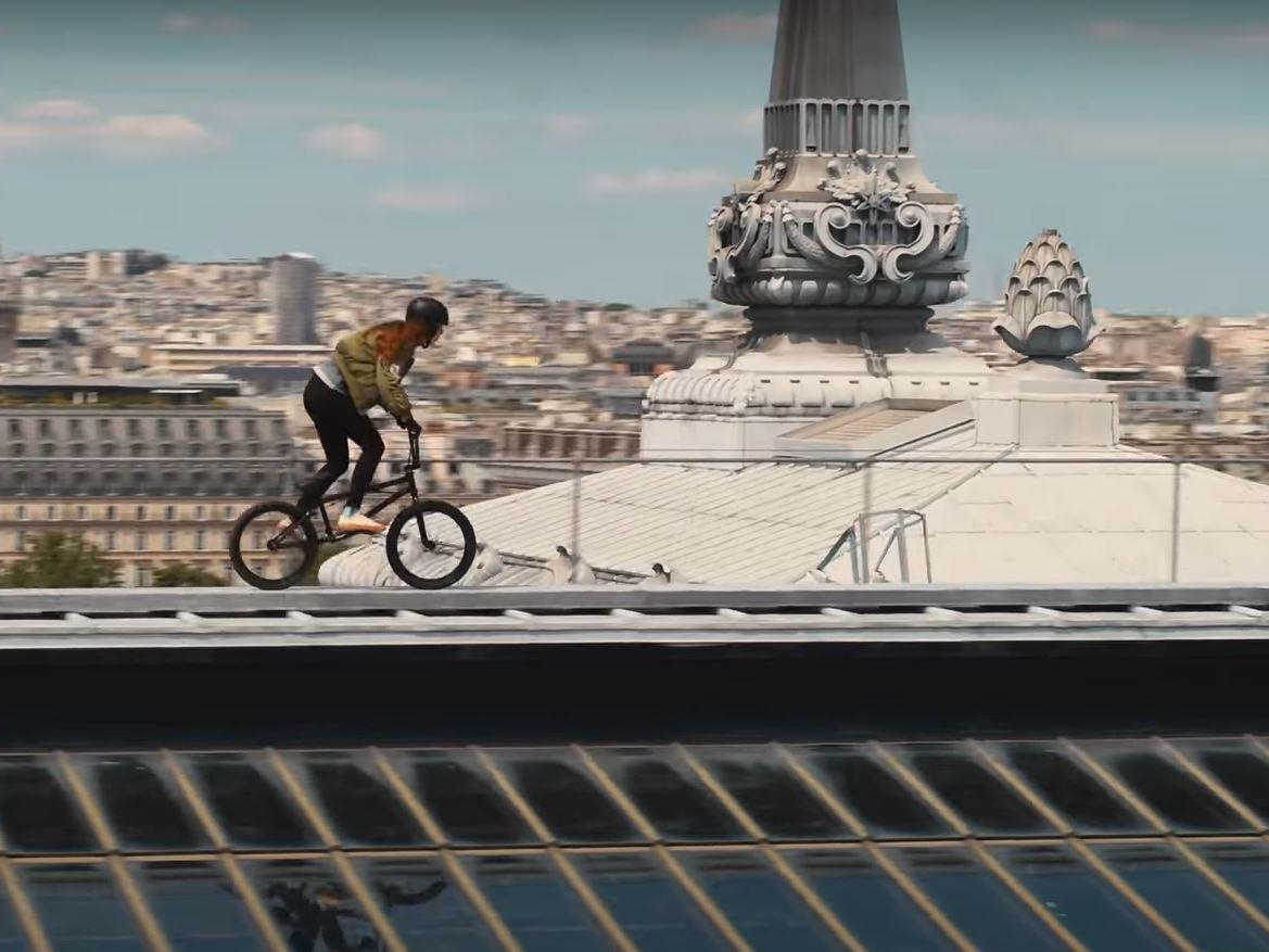 Dans le clip, Estelle Majal, membre de l’équipe de France de BMX, impressionne dans son parcours sur les plus beaux monuments de la capitale. /Capture Paris 2024 - Ride