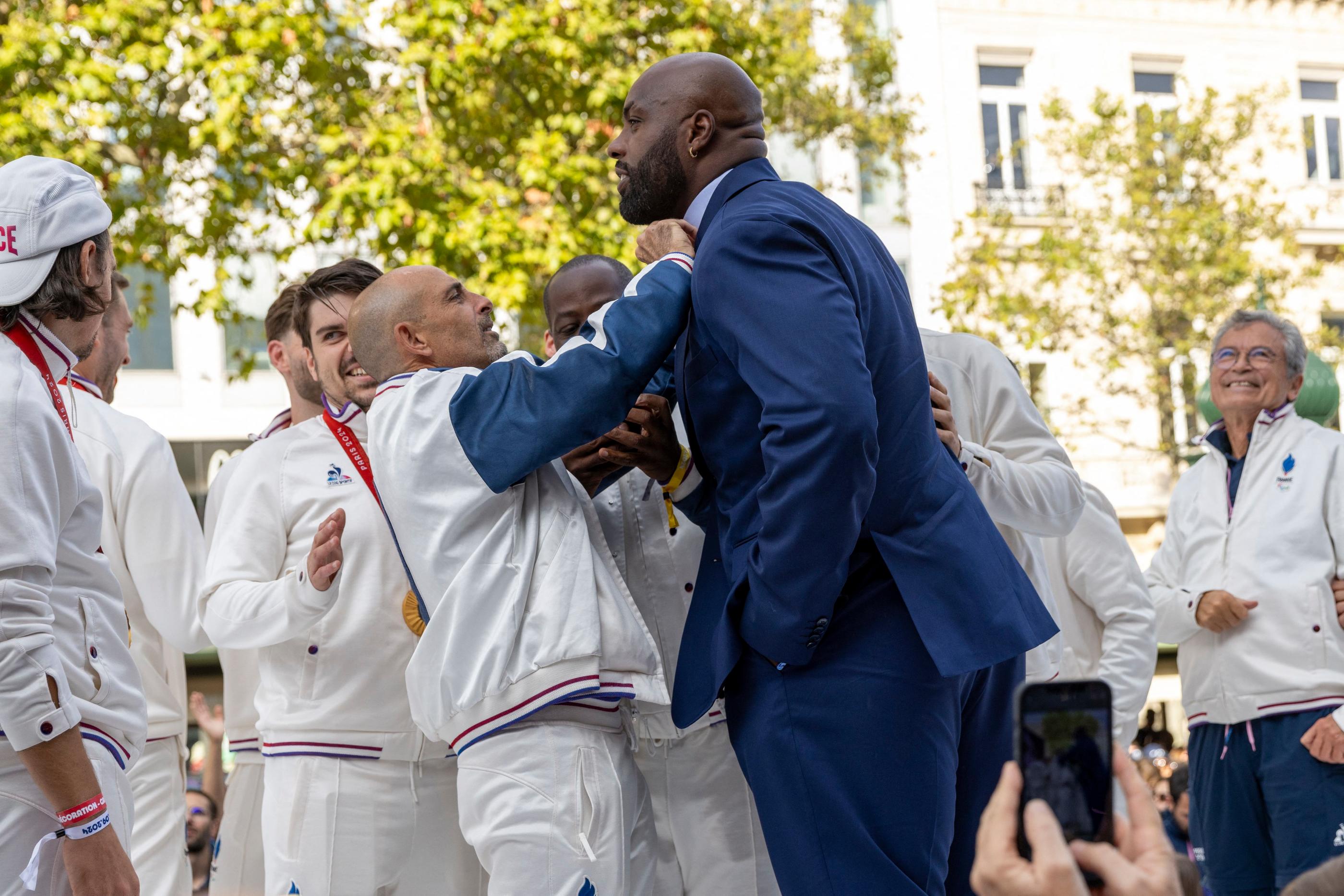 Teddy Riner était le seul champion en costume. A la fin de la cérémonie, tout le monde a compris pourquoi. EPA-EFE/ANDRE PAIN / POOL