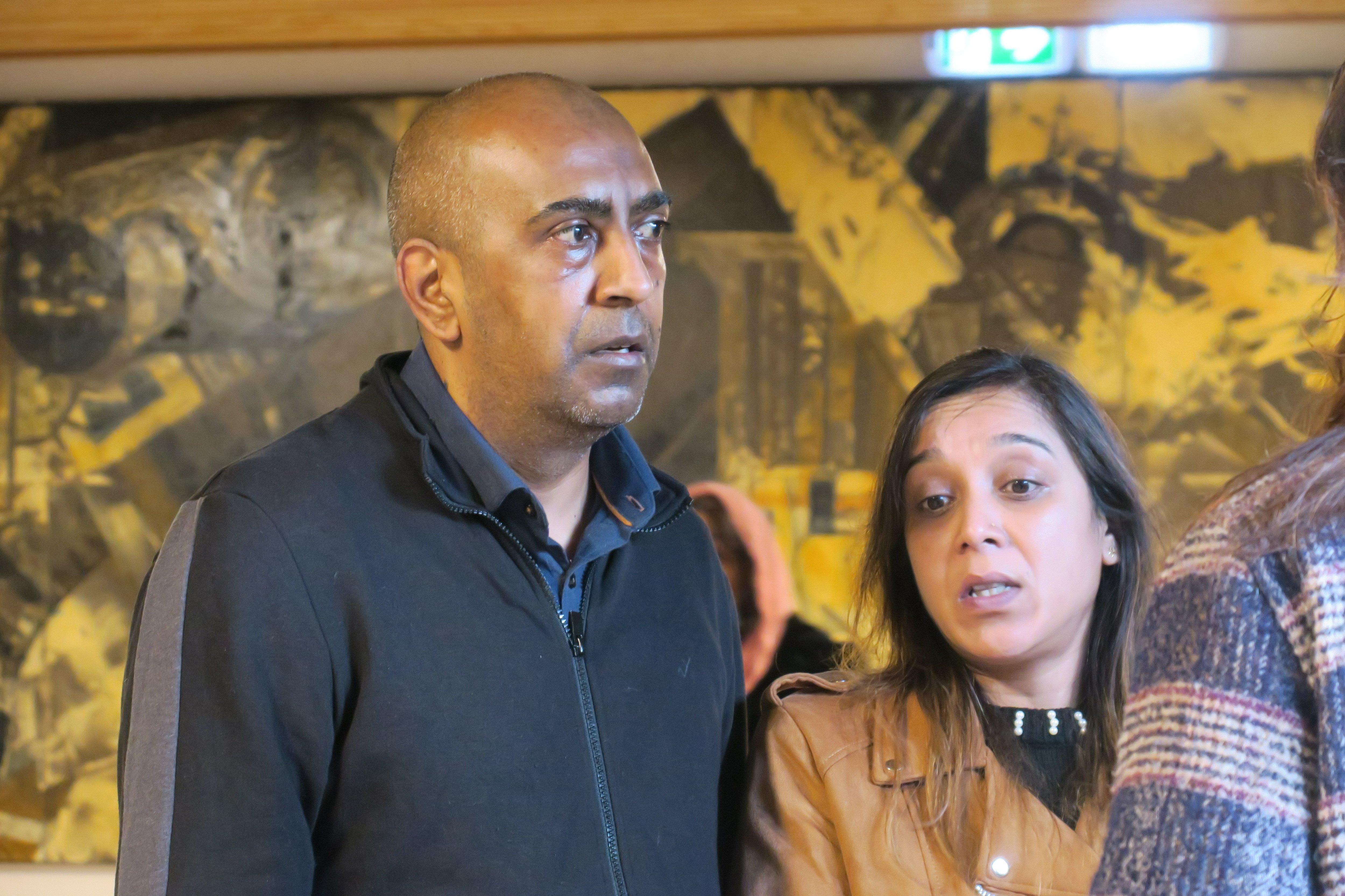 Senlis, le 1er février 2022. Shakill et Parveen Hansye, les parents de Shaïna, à la sortie du procès en première instance dans l'affaire des agressions sexuelles commises contre leur fille en août 2017. LP/B.D.