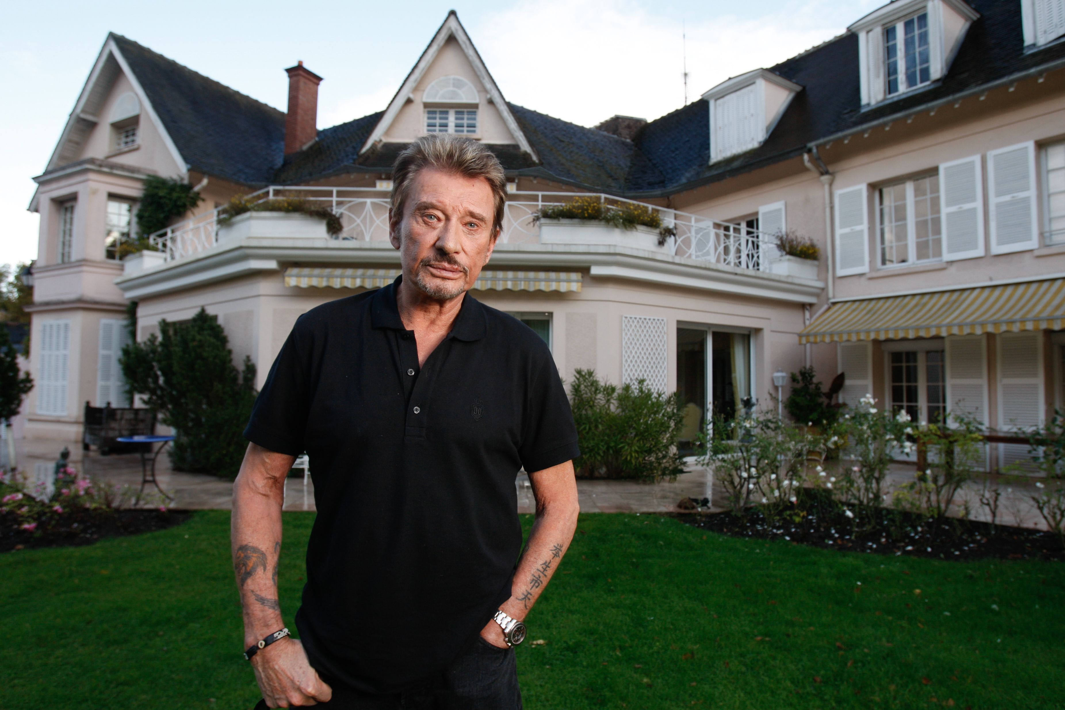 Marnes-la-Coquette (Hauts-de-Seine). Onze pièces, un court de tennis, une piscine, une salle de cinéma… L'ancienne maison de Johnny Hallyday (ici en 2008) a pourtant de quoi faire rêver. LP/Matthieu de Martignac