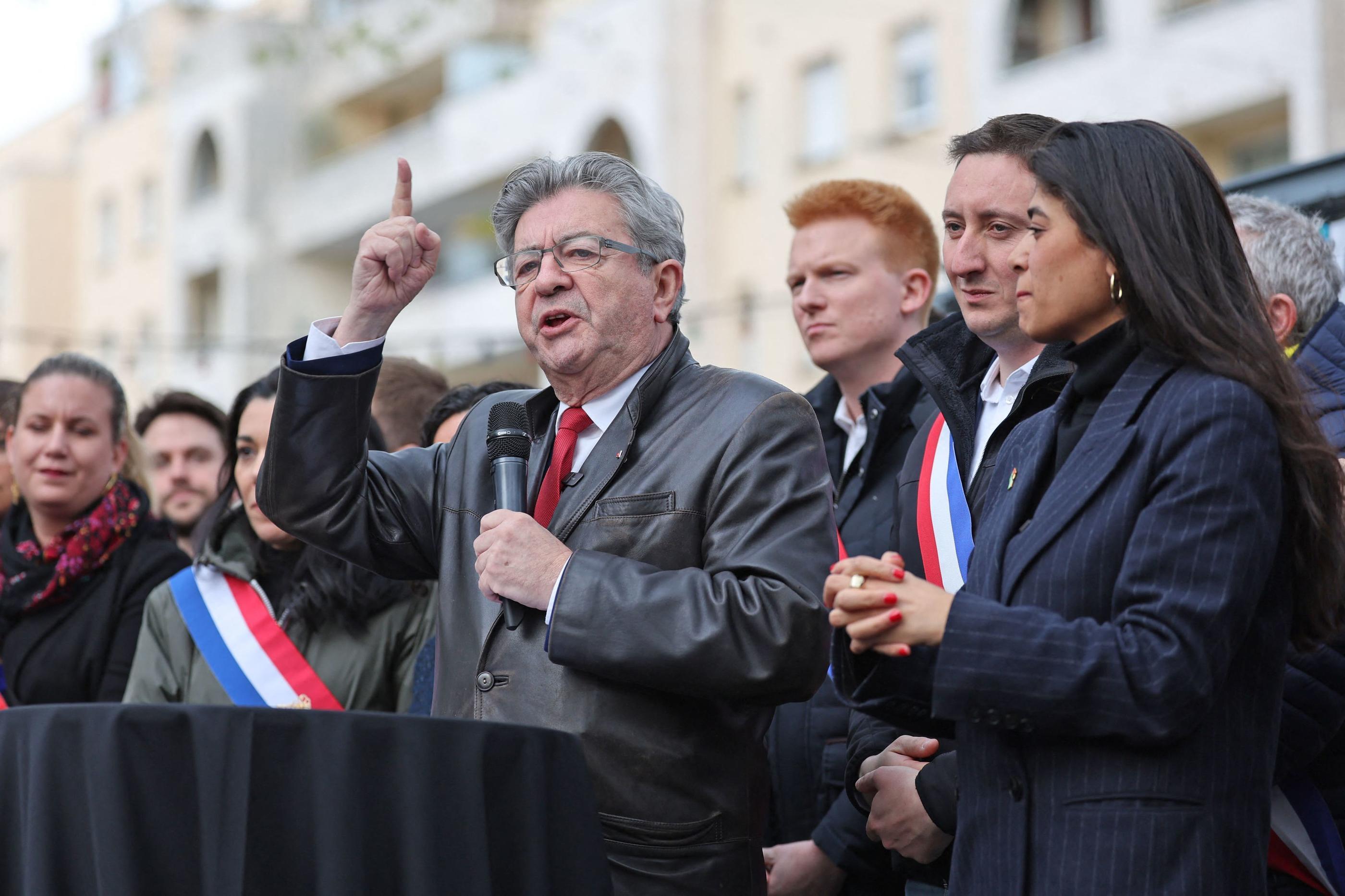 La conférence à l'intérieur de l'université interdite, Jean-Luc Melenchon avait pris la parole sur un trottoir, à Lille, jeudi 18 avril. AFP/François Lo Presti