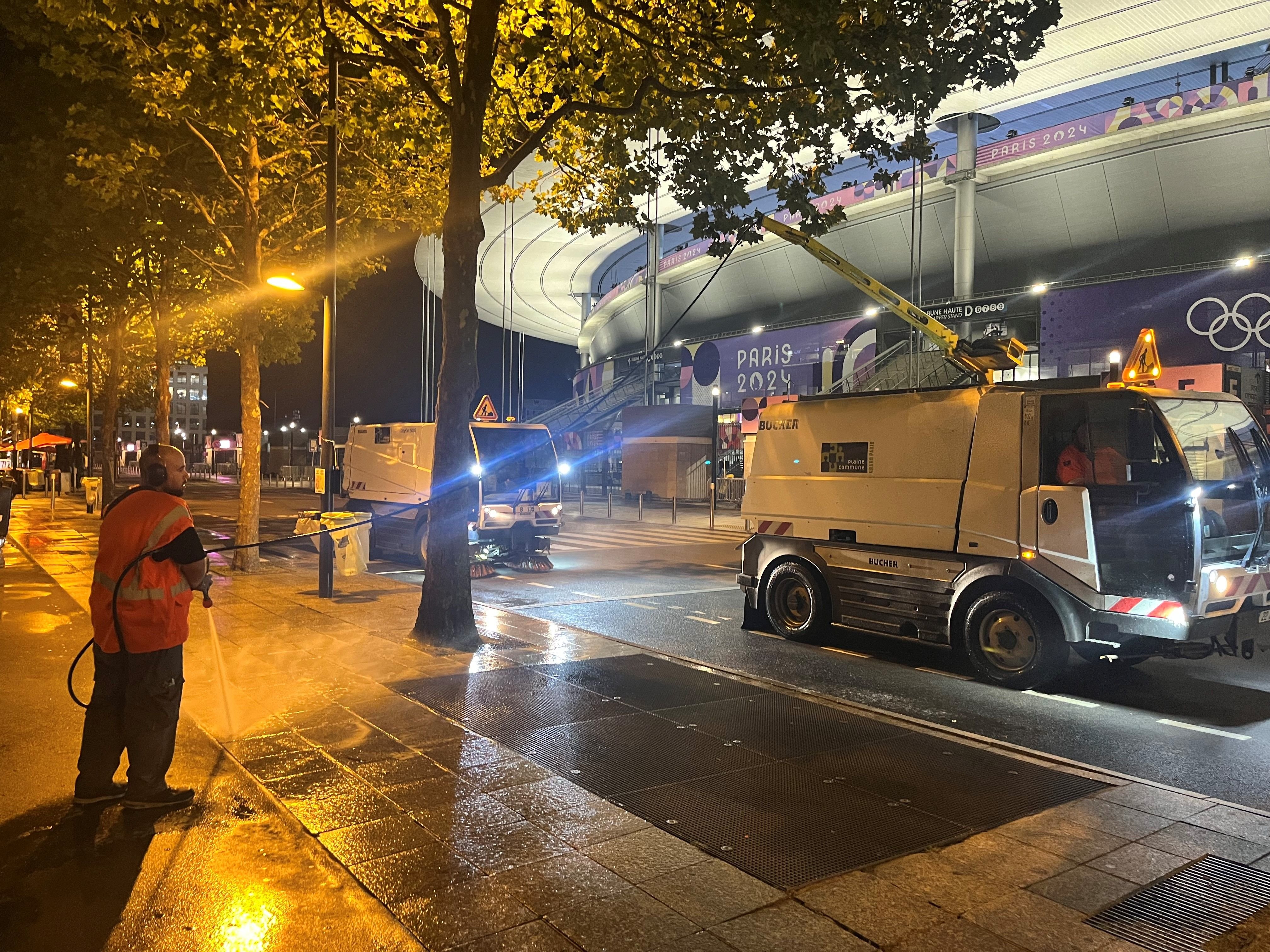 Saint-Denis (Seine-Saint-Denis), ce vendredi 2 août. Les agents de propreté s'activent dès la fin des épreuves olympiques pour nettoyer les abords du Stade de France. LP/Yanis Soul