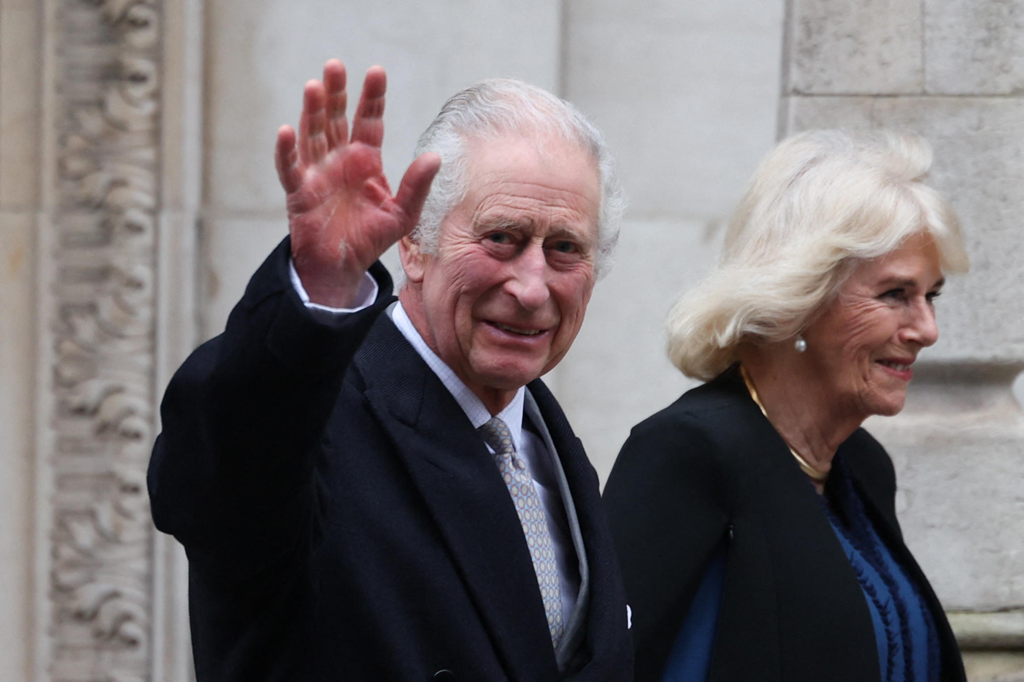 Selon Buckingham Palace, les  médecins sont « très encouragés par les progrès accomplis jusqu’à présent et restent optimistes sur la poursuite du rétablissement du roi ». AFP/Daniel LEAL