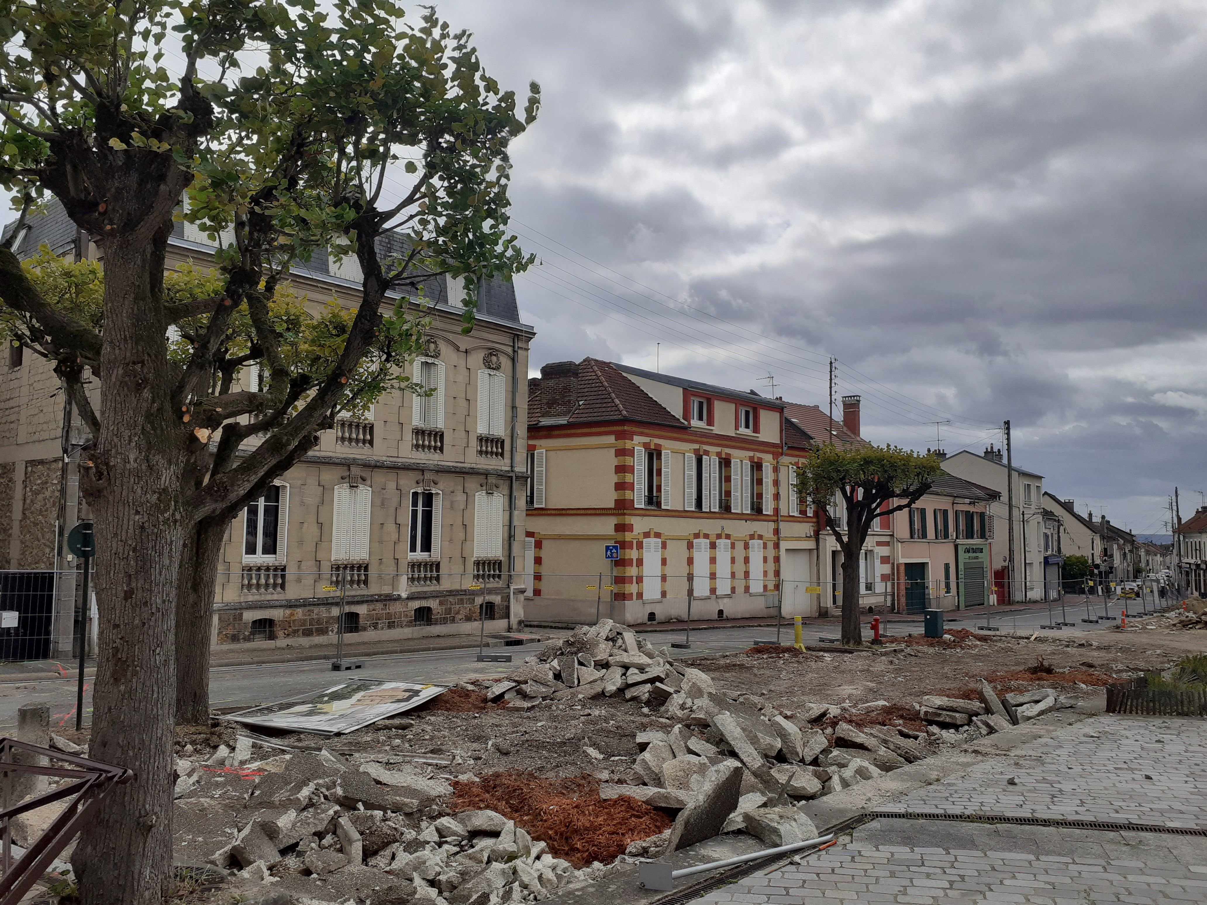 Bessancourt, mercredi 2 août. Douze des quinze arbres situés sur le parvis de l'église ont été abattus mardi après-midi. LP/Léo Mesnil