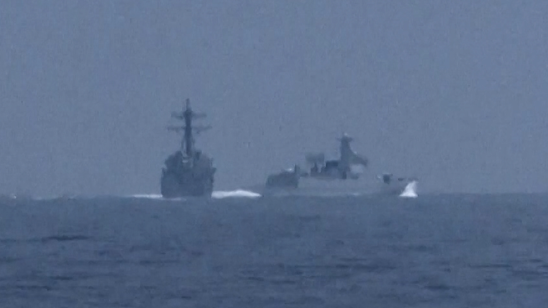 Les deux navires se sont croisés ce samedi dans le détroit de Taïwan. Reuters