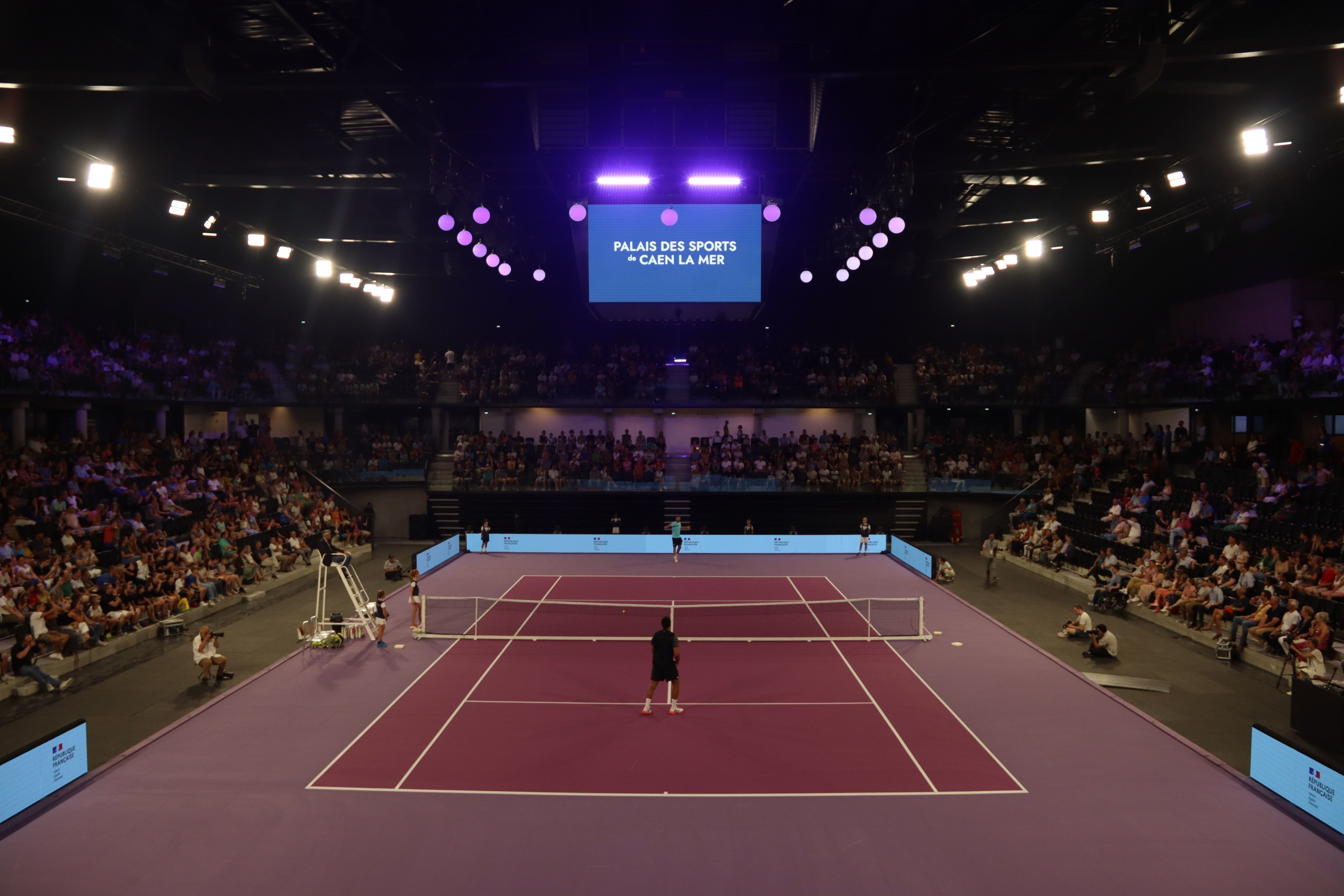 Le Palais des sports de Caen-la-Mer, pour sa soirée d'inauguration en configuration tennis, pour répéter l'Open de Caen, prévue en décembre dans le nouvel écrin.