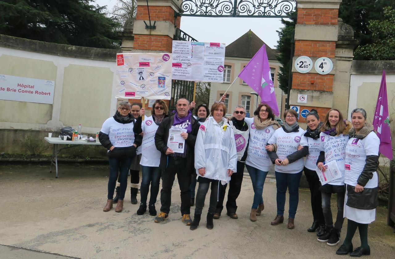 <b></b> Brie, mardi matin. Les agents et cadres en grève ont fait signer une pétition aux passants, devant l’hôpital puis dans les rues de la ville, où ils sont allés manifester, pour réclamer plus de moyens.