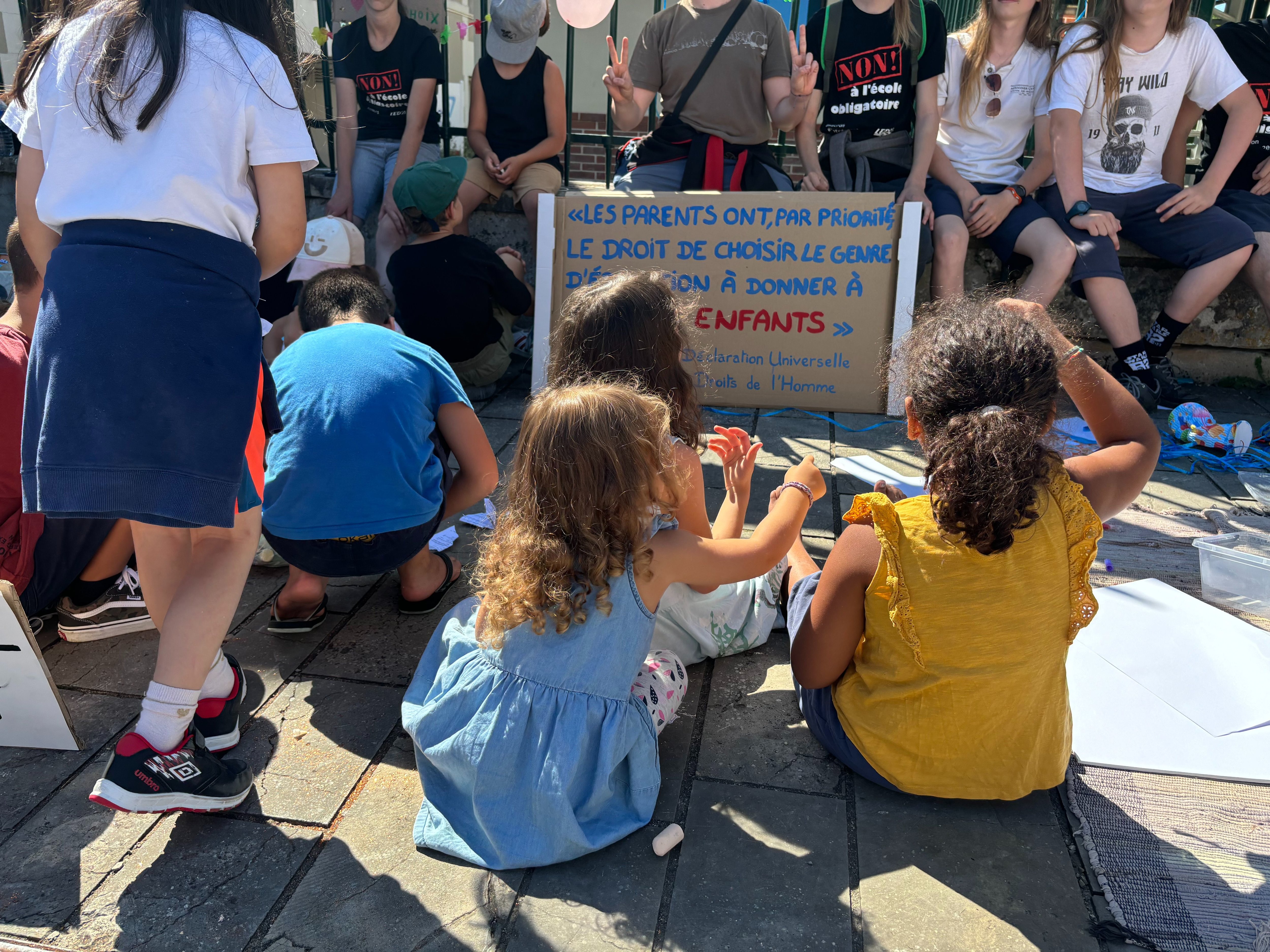 Melun (Seine-et-Marne), le 28 août. En marge de l'audience au tribunal, le collectif Les Pouces libres a organisé une manifestation devant la préfecture. LP/Cécilia Leriche