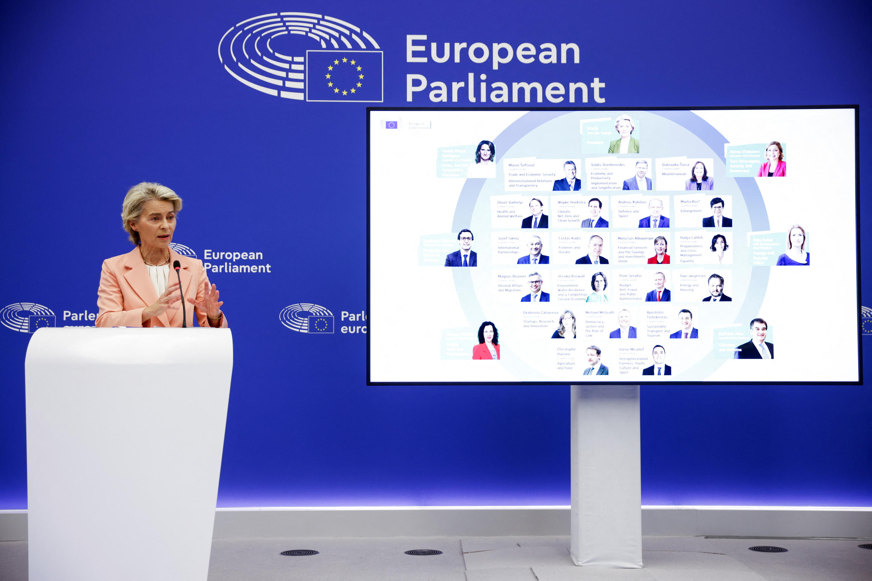 La présidente de la Commission européenne Ursula Von der Leyen présentant les 27 commissaires européens et leurs portefeuilles le 17 septembre 2024 au Parlement européen. REUTERS/Johanna Geron