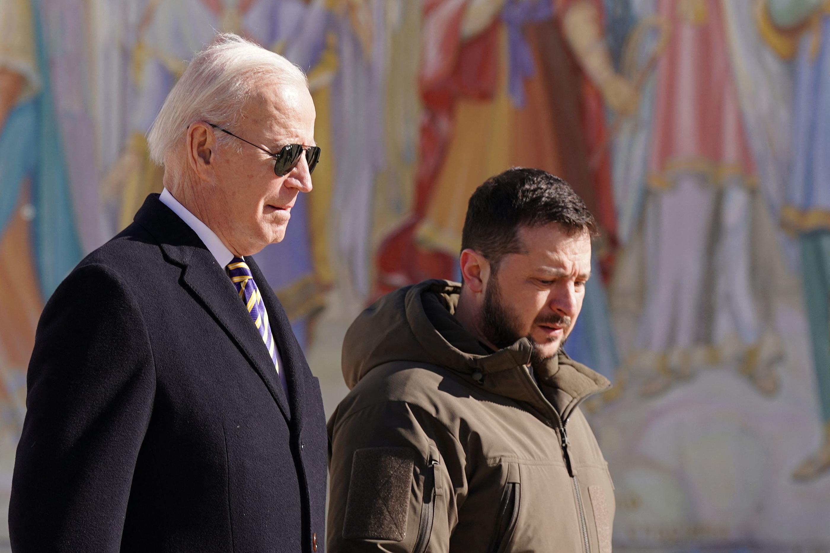Joe Biden et Volodymyr Zelensky  à Kiev en février dernier. AFP/Dimitar DILKOFF.