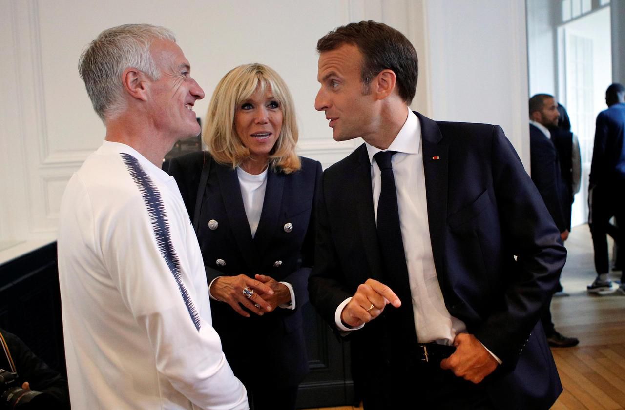 Emmanuel Macron, ici en discussion avec Didier Deschamps en 2019, va rendre visite à l'équipe de France de football, ce lundi à Clairefontaine.