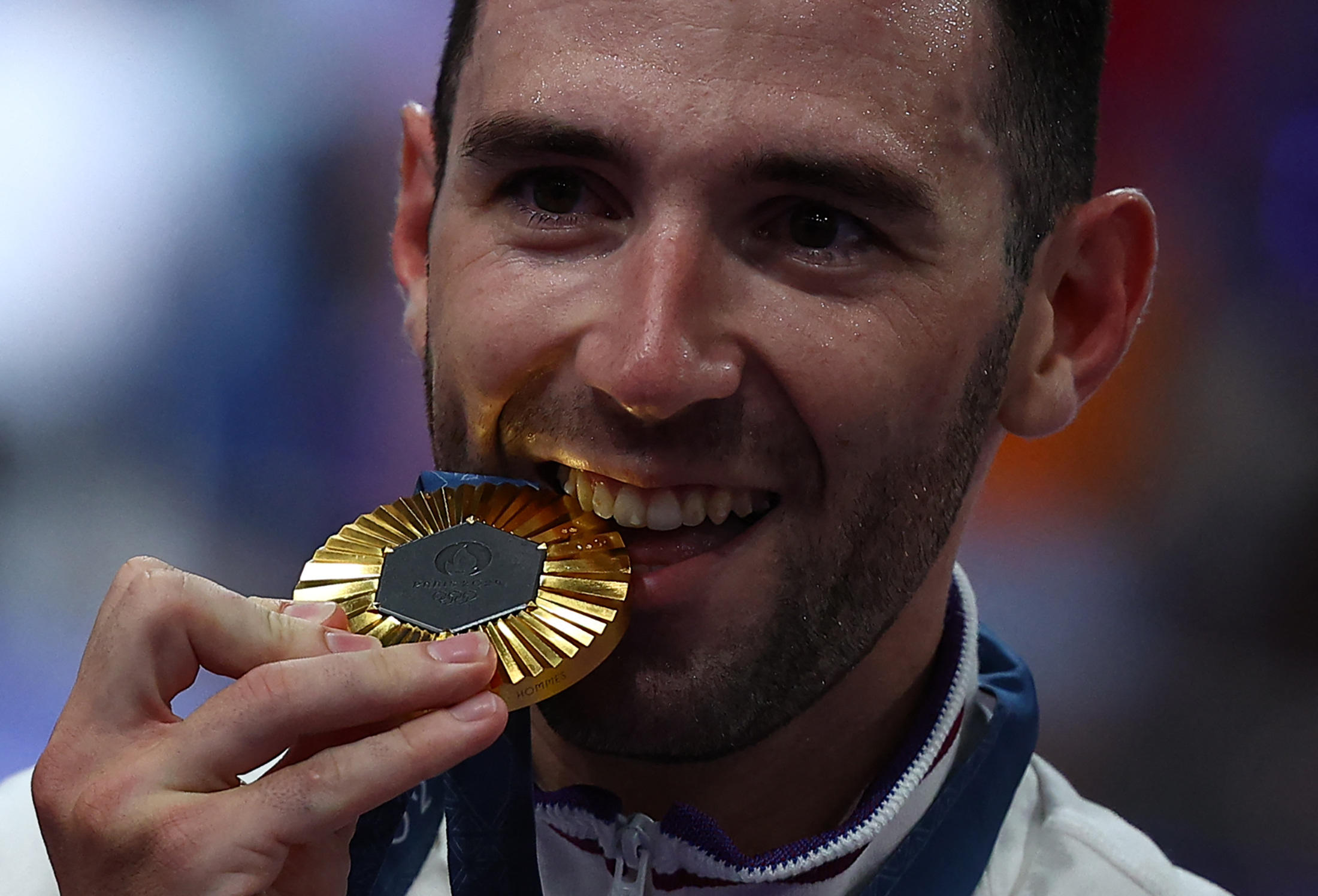 Trop ému pour chanter la «Marseillaise» sur le podium, Benjamin Thomas a quand même pris le temps de savourer sa médaille. Reuters/Agustin Marcarian