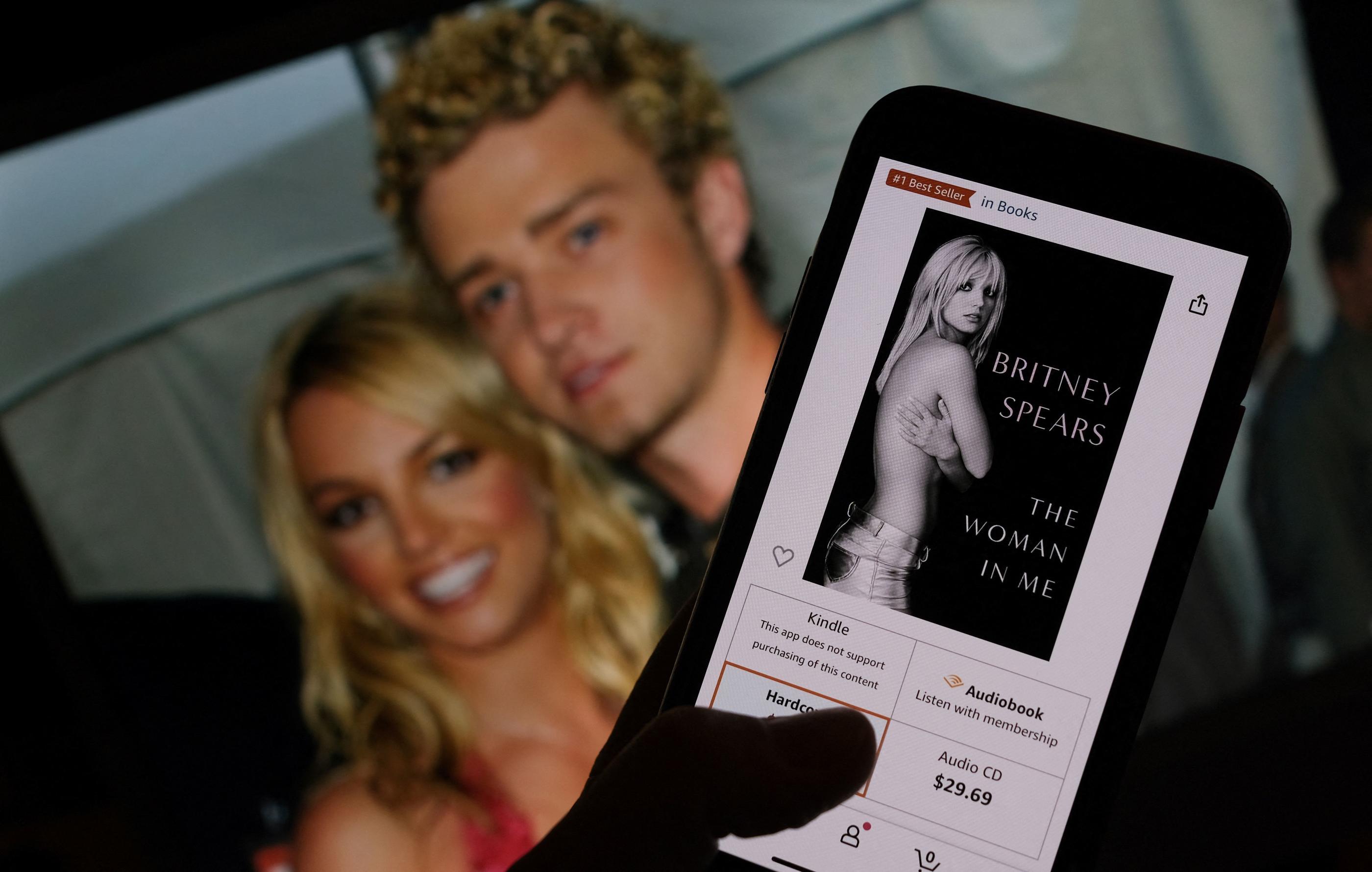 Dans « La Femme en moi » (titre original « The Woman in me », au premier plan), Britney Spears raconte être tombée enceinte lors de sa relation avec Justin Timberlake (ici l'ex-couple en 2002) et avoir dû avorter. AFP/Chris Delmas
